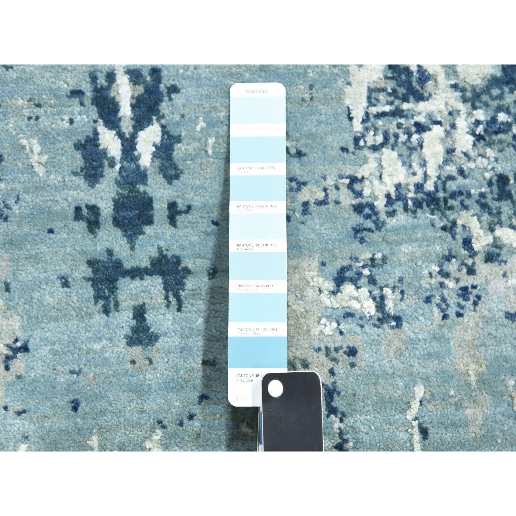 Handgeknüpfter quadratischer orientalischer Teppich aus reiner Seide und Wolle in ozeanischem Blau mit abstraktem Design im Angebot 1