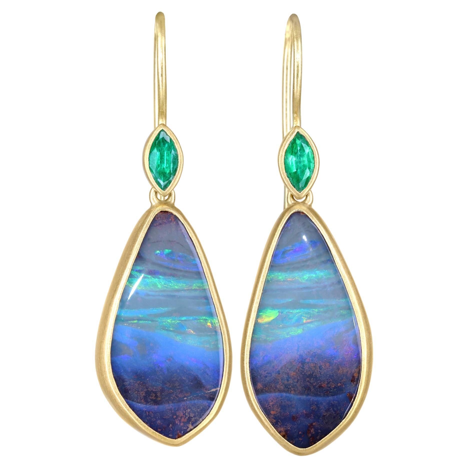 Ozeanische Boulder-Opal-Tropfen-Ohrringe mit kolumbianischem Smaragd, Lola Brooks, 2022