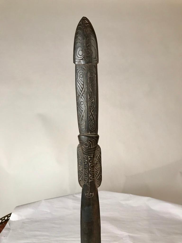 Indonésien Spatule à citron vert en bois de feuillus sculpté d'Océanie, Papouasie-Nouvelle-Guinée en vente