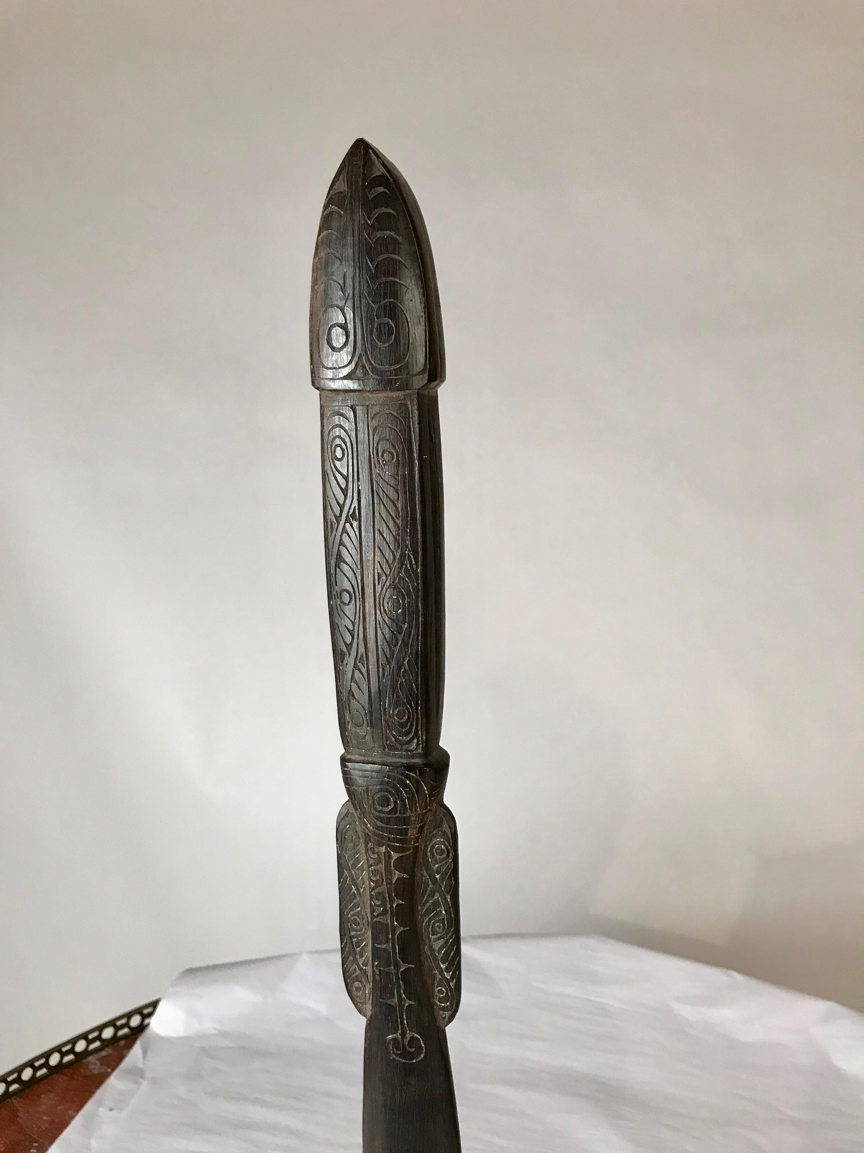 Spatule à citron vert en bois de feuillus sculpté d'Océanie, Papouasie-Nouvelle-Guinée en vente 1