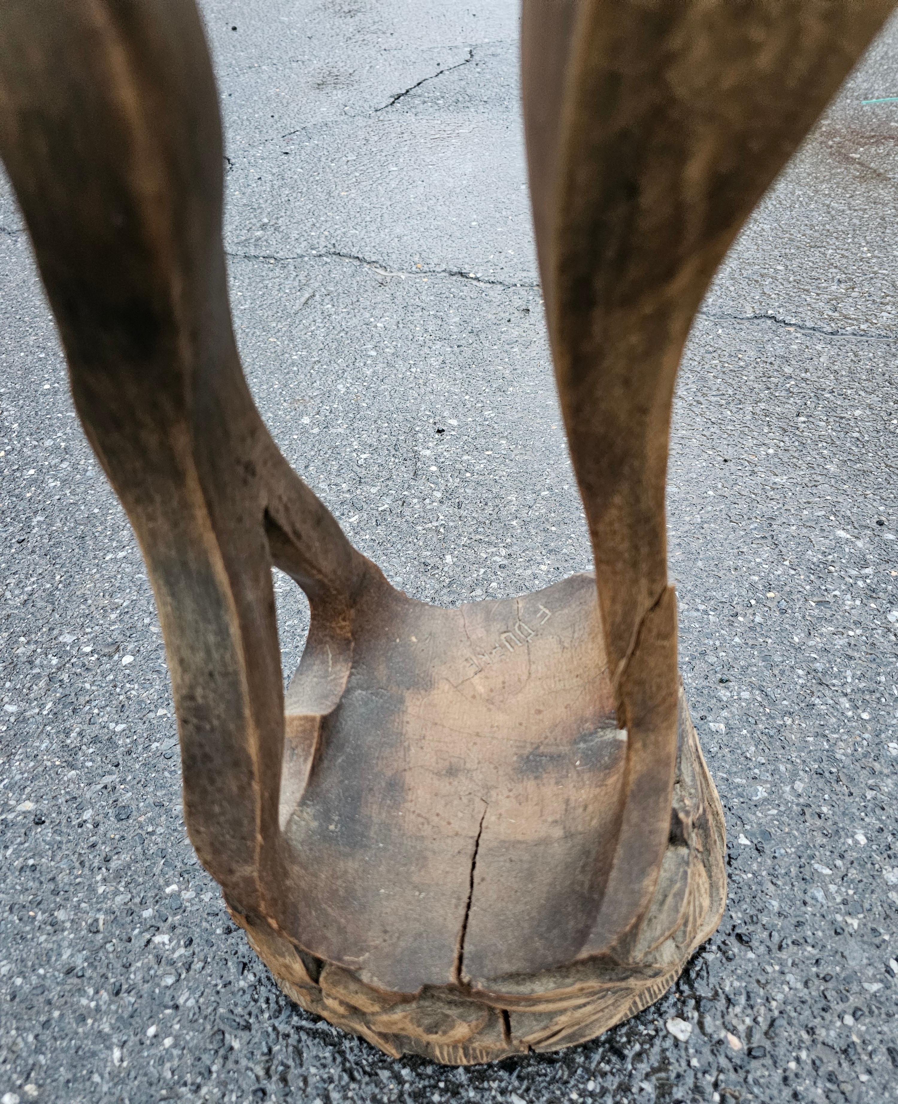 Oceanic Carved Wood Figure Of Two Lovers In Good Condition For Sale In Germantown, MD