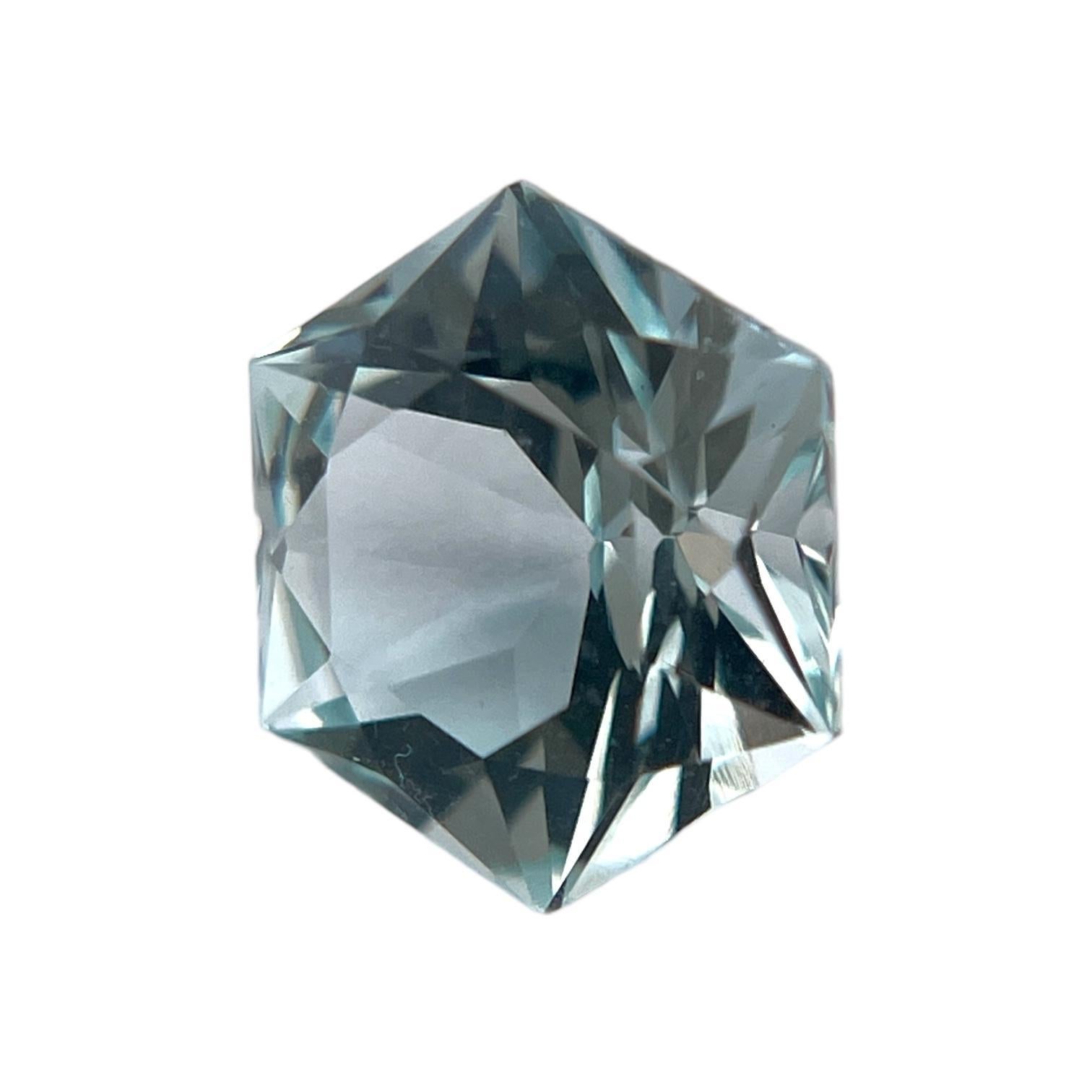 Modern Oceanic Elegance: 1.94 Carat Aquamarine For Sale