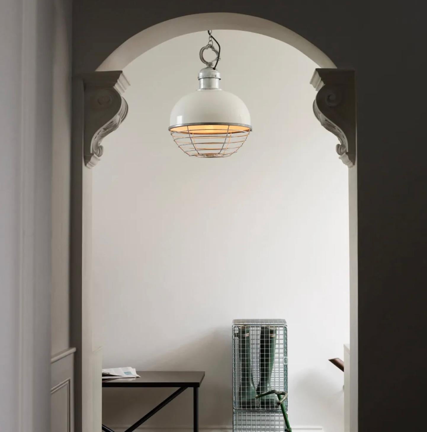 Pendente Oceanic, bianco, grande, Davey Lighting & Original BTC, Regno Unito. Ciondolo Oceanico Grande
Una rivisitazione in chiave contemporanea di un design originale dei cantieri navali della Gran Bretagna di inizio Novecento. La copertura a
