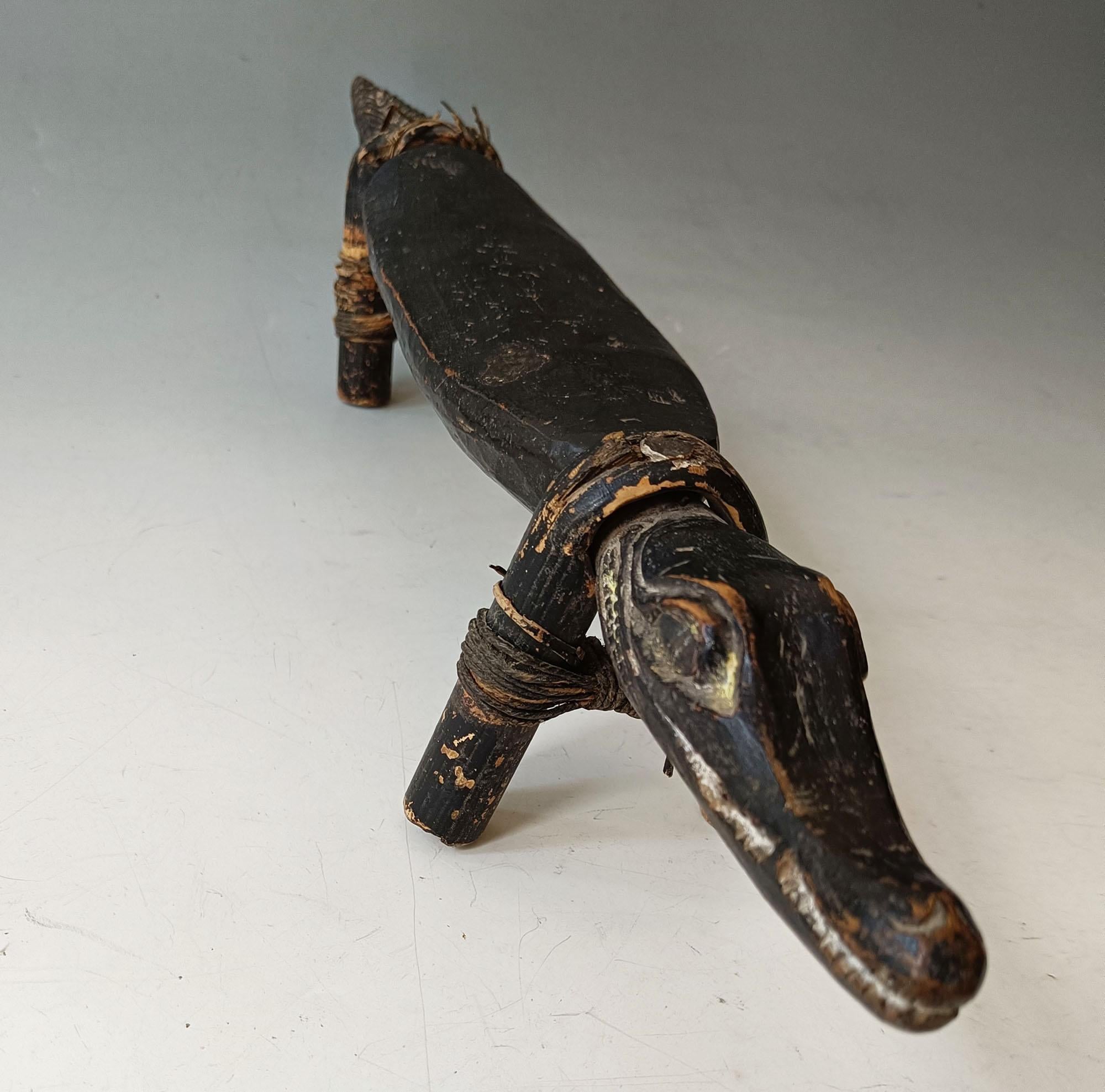 Papouan-néo-guinéen River océanique Ramu  Sepik Papouasie Appui-tête en forme de crocodile Tribal Art Interior Design en vente