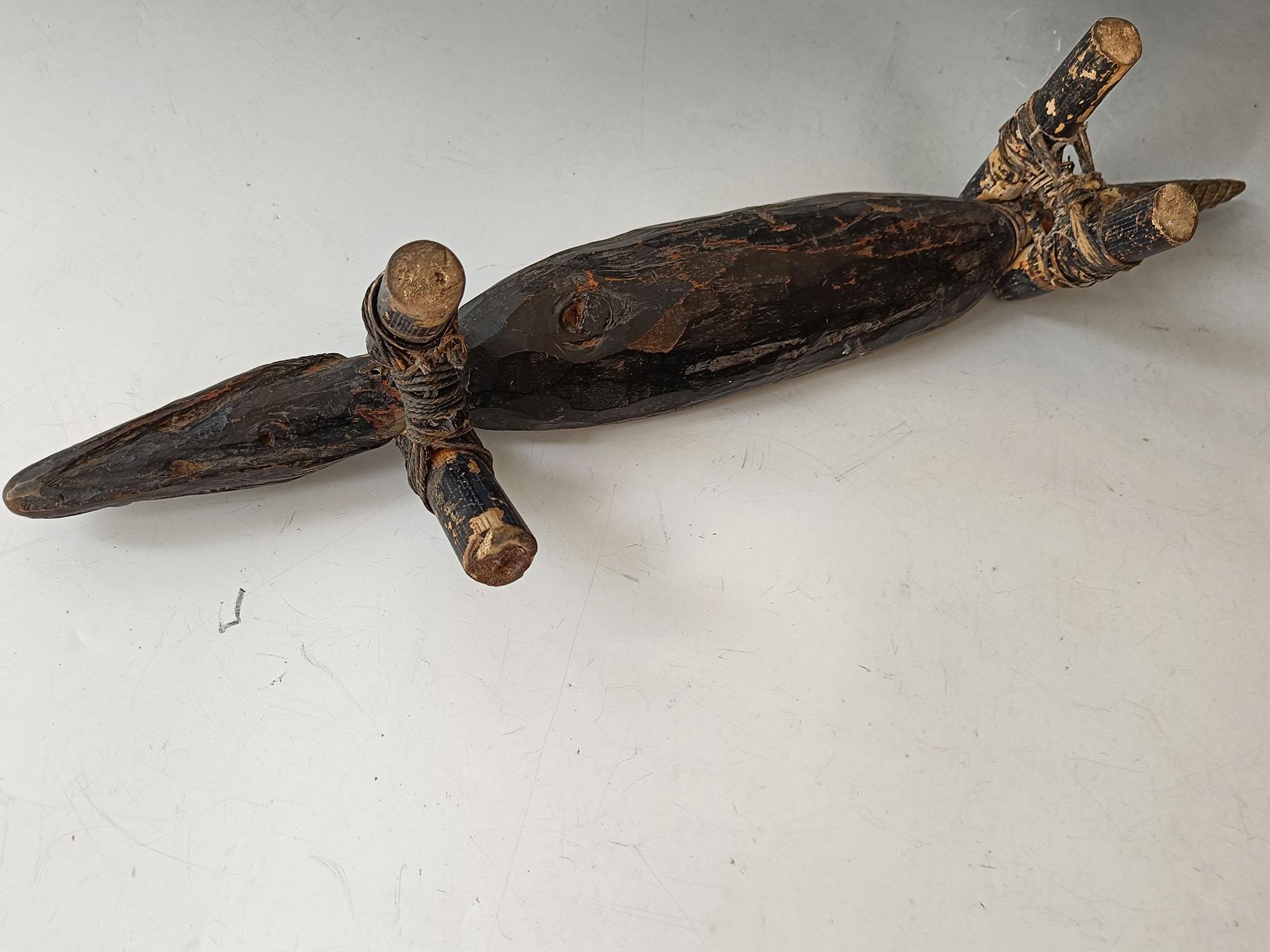 Sculpté à la main River océanique Ramu  Sepik Papouasie Appui-tête en forme de crocodile Tribal Art Interior Design en vente