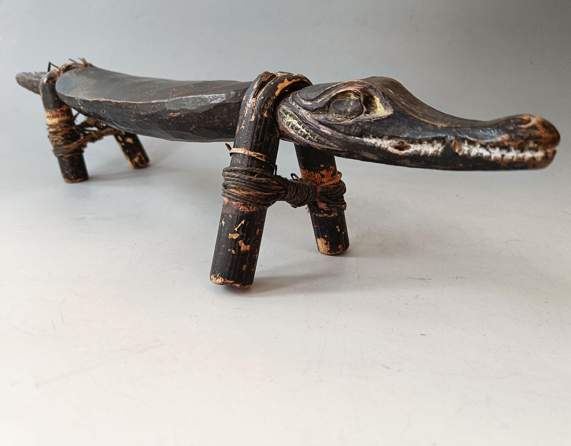 River océanique Ramu  Sepik Papouasie Appui-tête en forme de crocodile Tribal Art Interior Design Bon état - En vente à London, GB