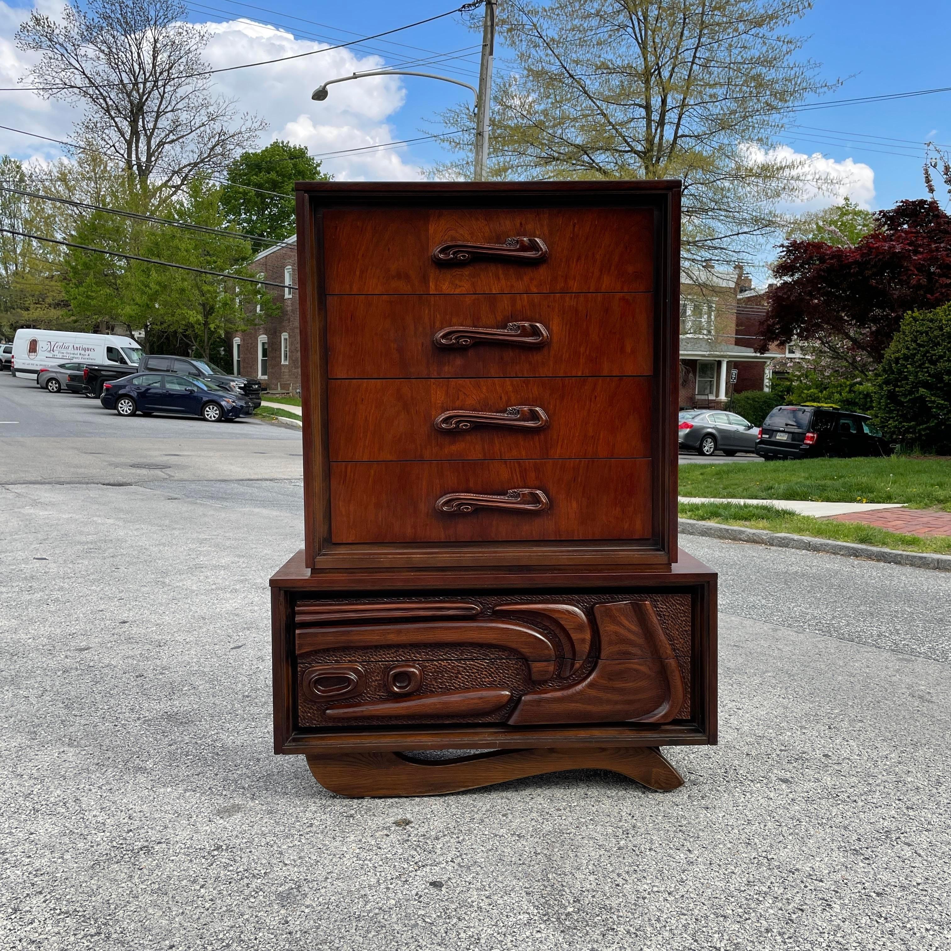 An iconic mid-century “Oceanic” dresser by Pulaski. This piece has six spacious drawers with sculpted fronts.