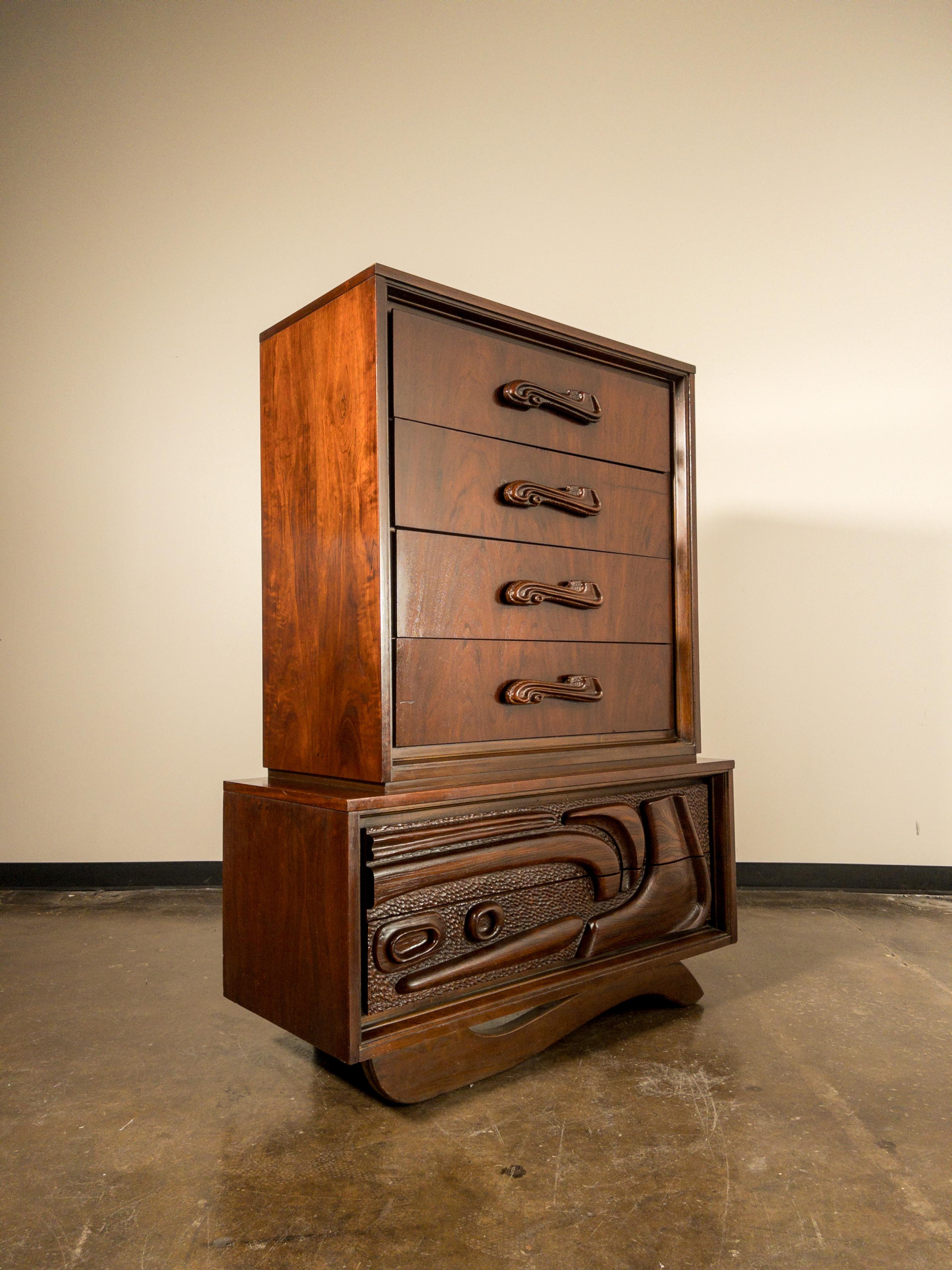 Mid-Century Modern Commode haute océanique en noyer sculpté de Pulaski Furniture Co., vers 1969