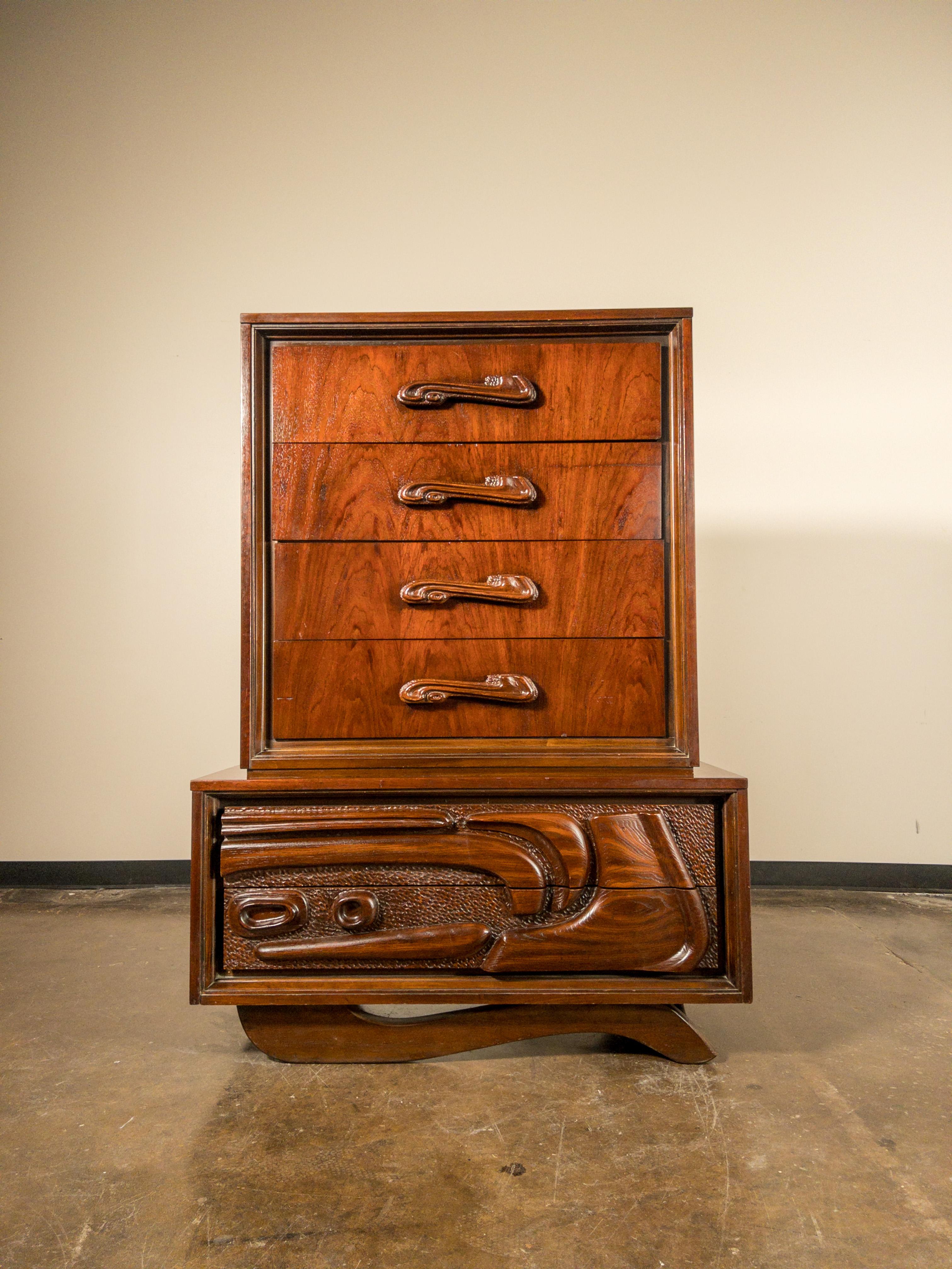 Laqué Commode haute océanique en noyer sculpté de Pulaski Furniture Co., vers 1969