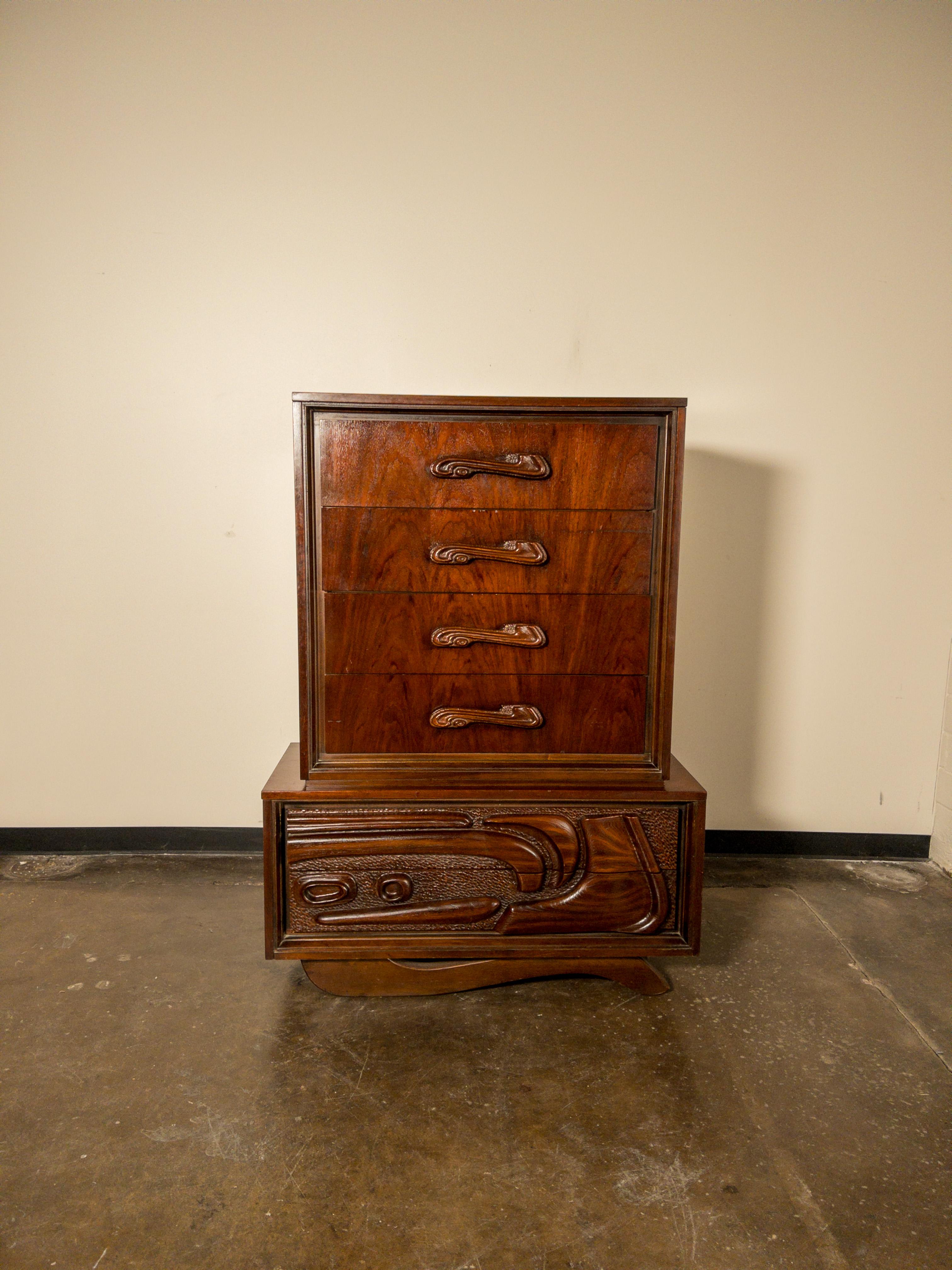 Formica Commode haute océanique en noyer sculpté de Pulaski Furniture Co., vers 1969