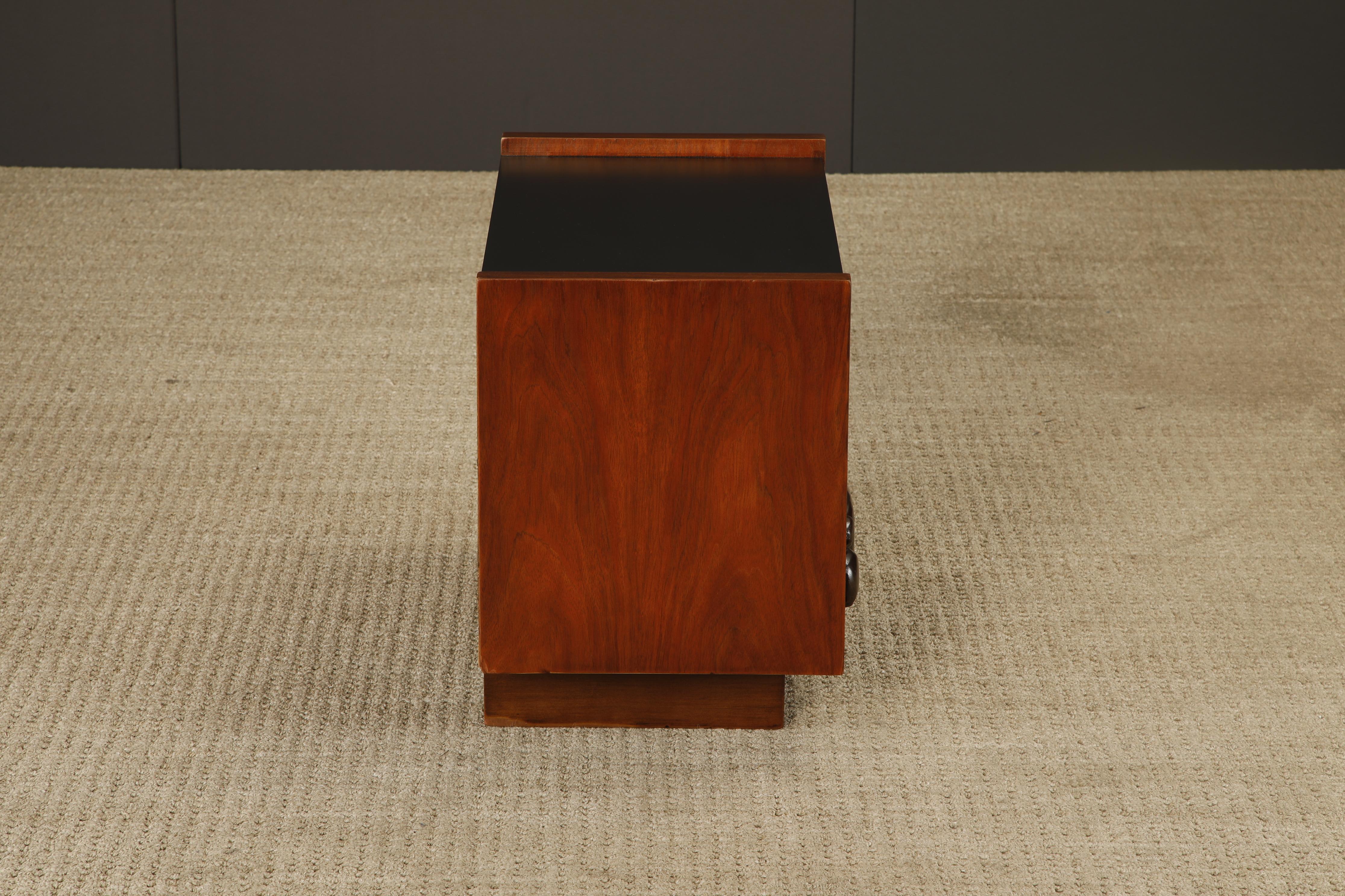 Mesilla de noche de nogal esculpido Oceanic de Pulaski Furniture Co, c 1969, repintada en venta 2