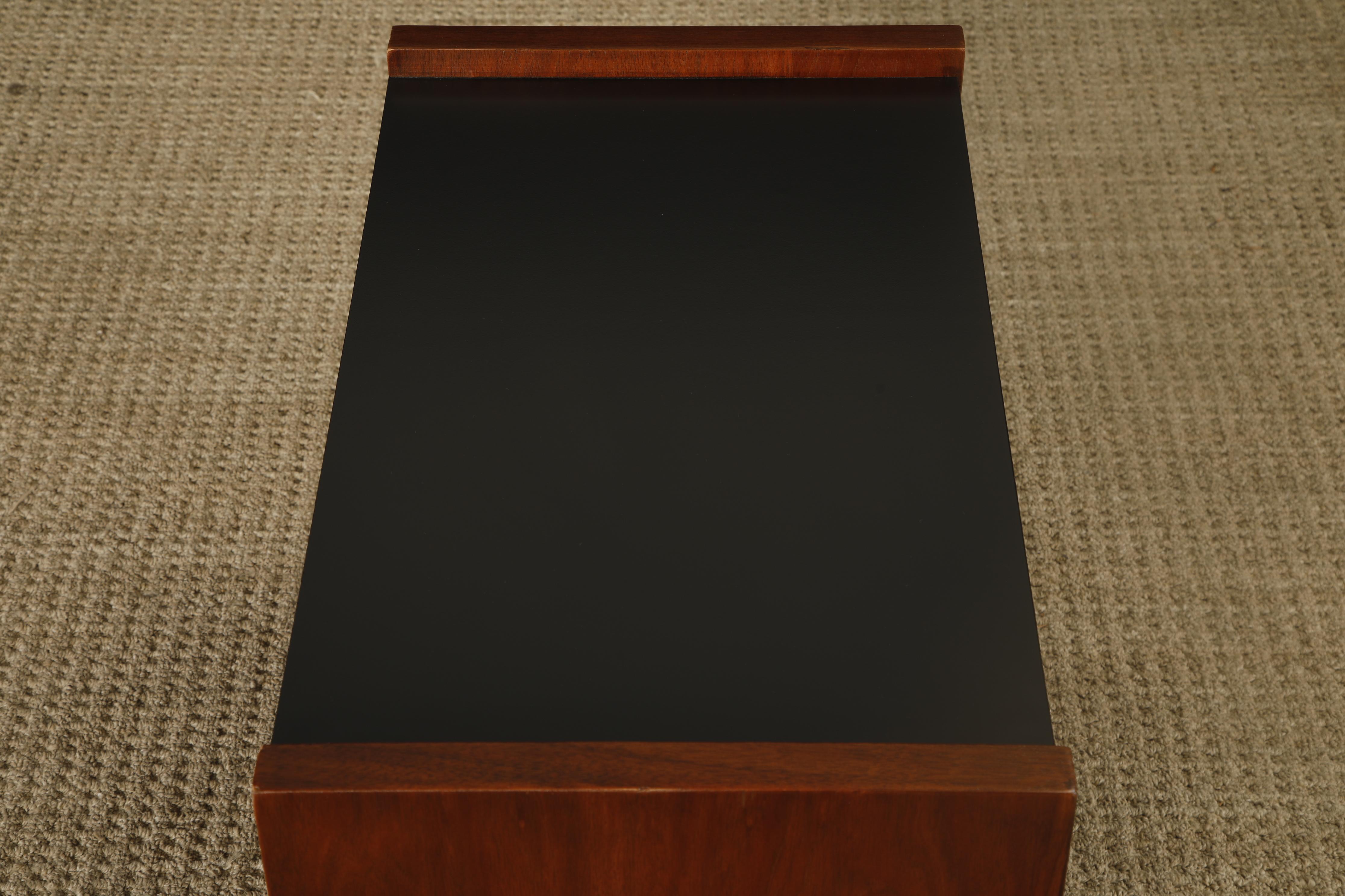 Mesilla de noche de nogal esculpido Oceanic de Pulaski Furniture Co, c 1969, repintada en venta 3