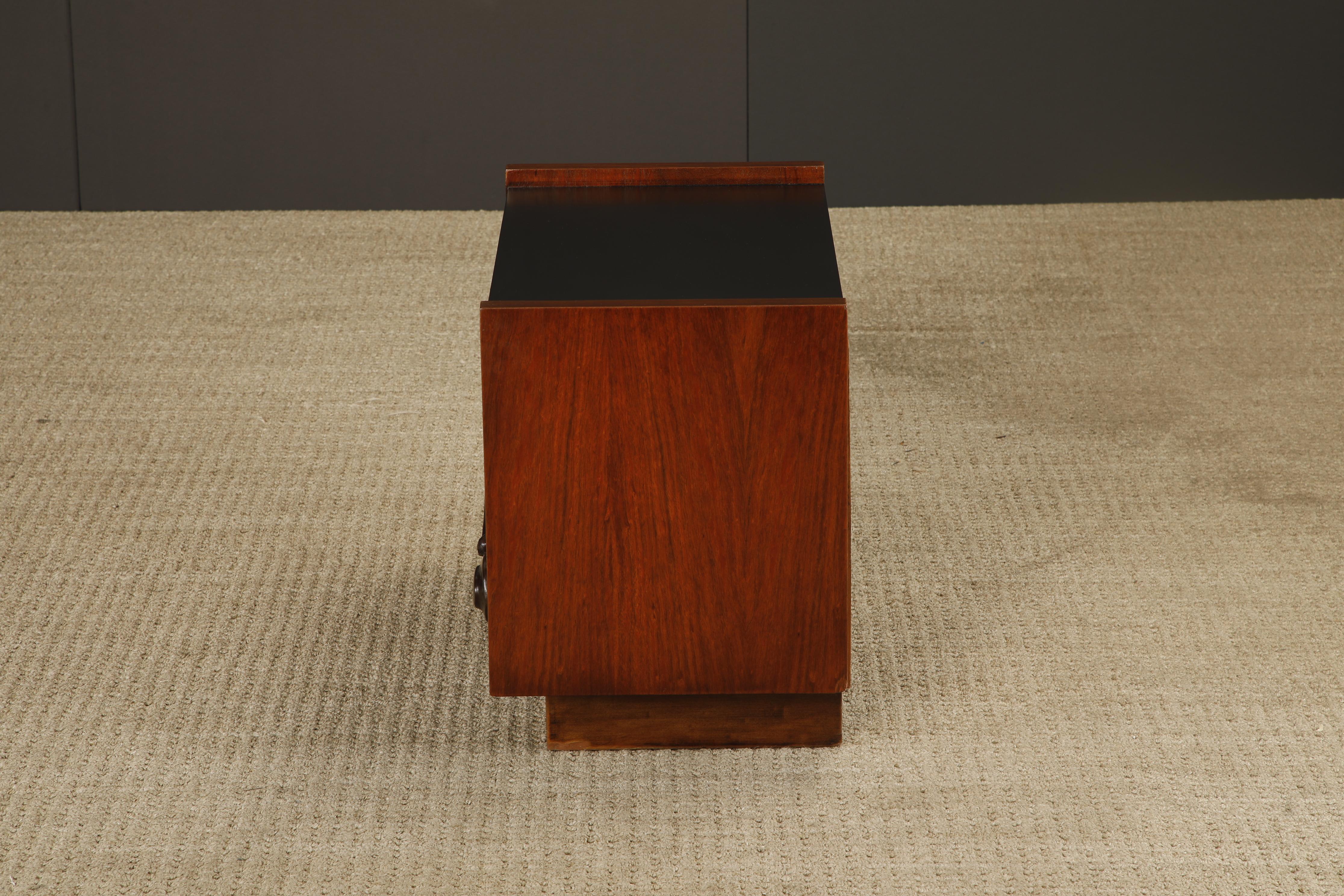Mesilla de noche de nogal esculpido Oceanic de Pulaski Furniture Co, c 1969, repintada en venta 4