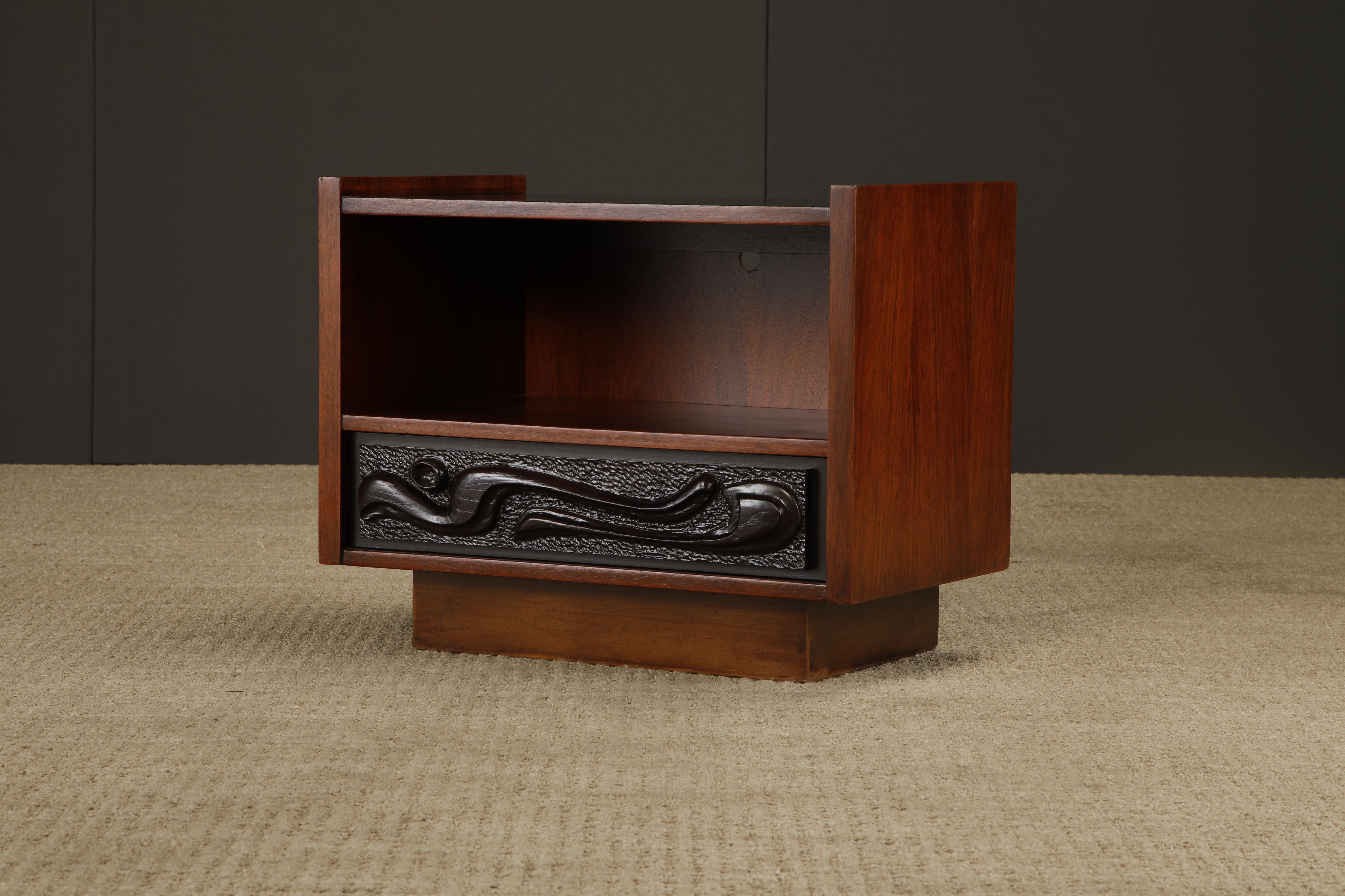 Mesilla de noche de nogal esculpido Oceanic de Pulaski Furniture Co, c 1969, repintada en venta 5