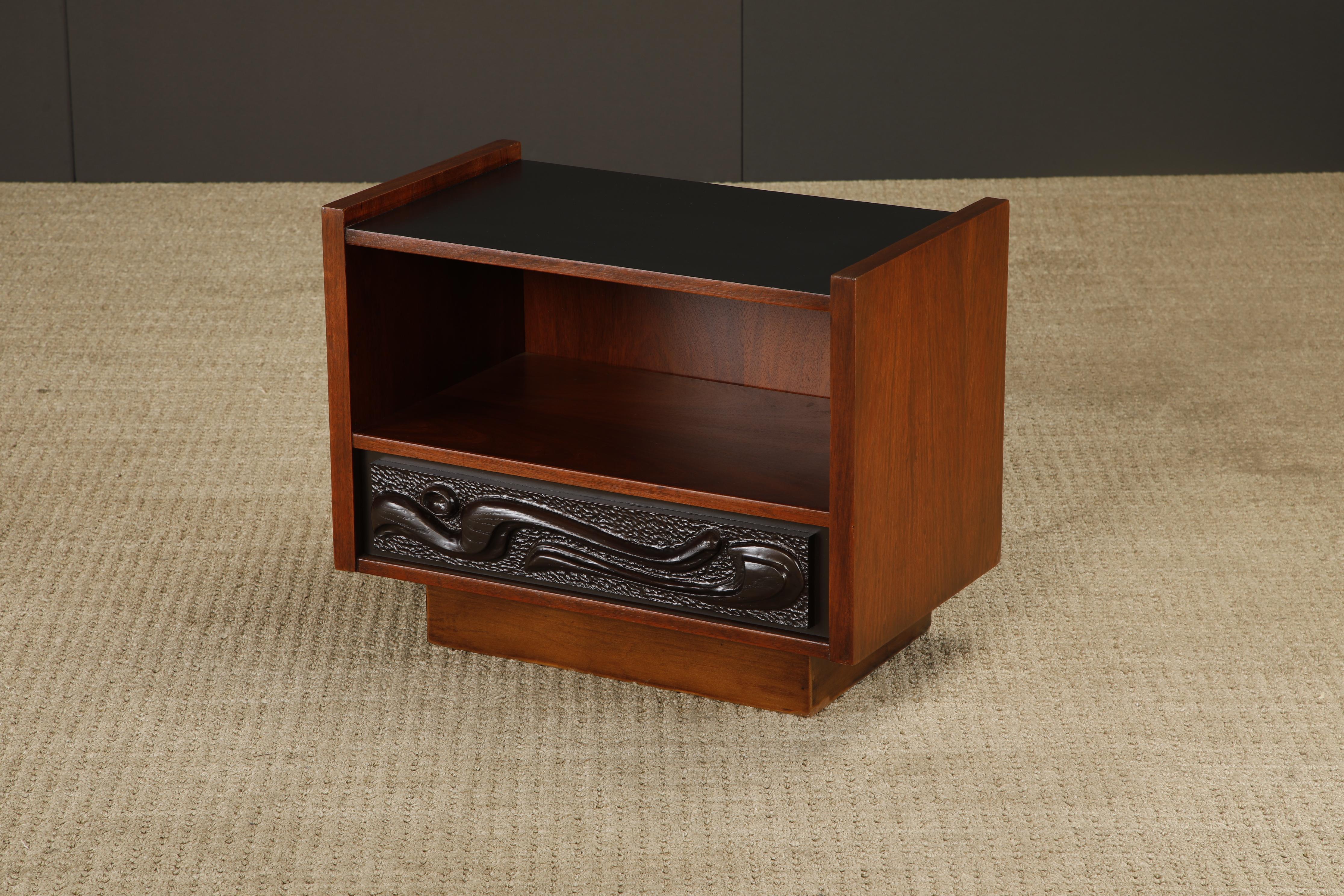 Mesilla de noche de nogal esculpido Oceanic de Pulaski Furniture Co, c 1969, repintada en venta 6