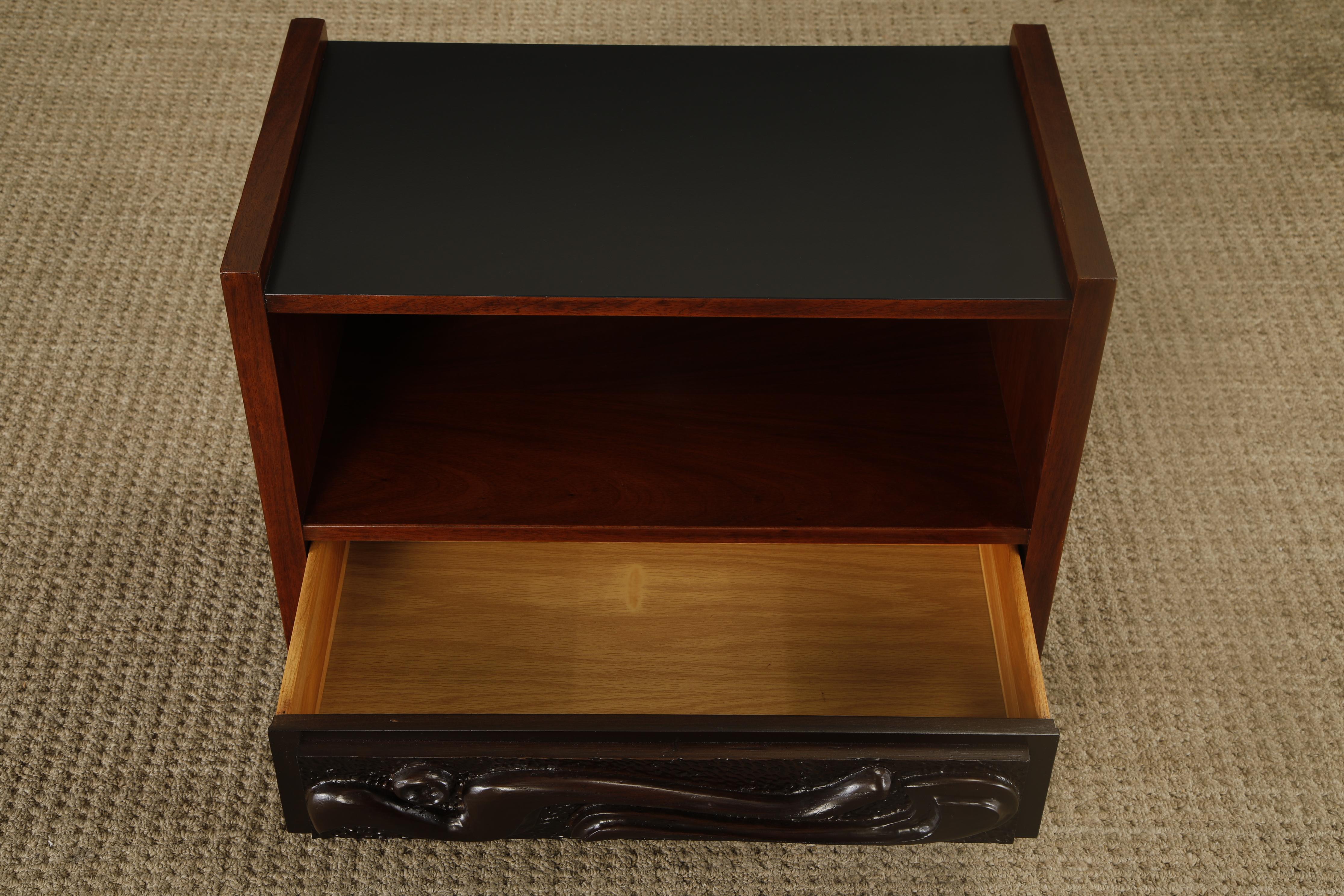 Mesilla de noche de nogal esculpido Oceanic de Pulaski Furniture Co, c 1969, repintada en venta 7