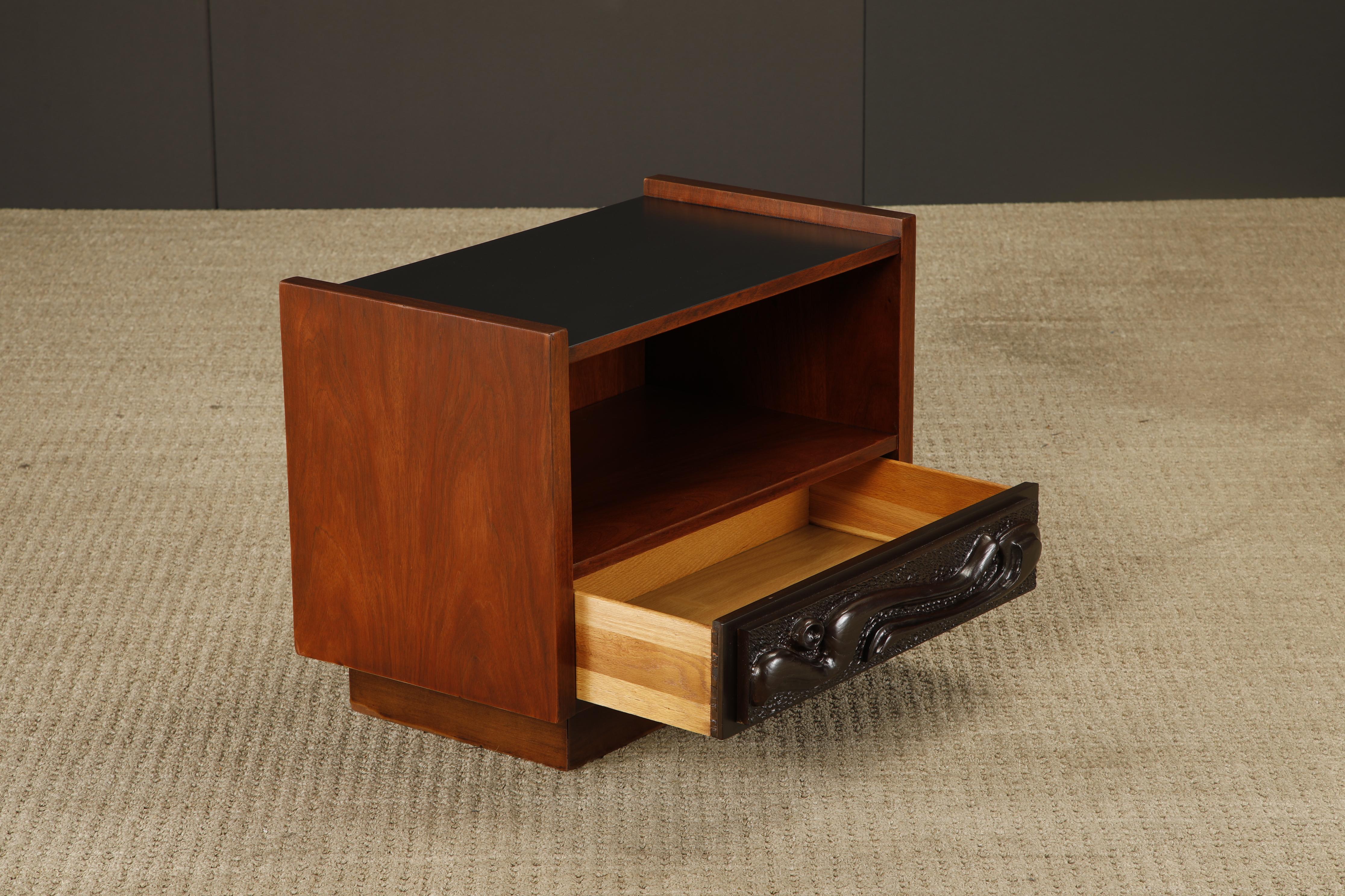 Mesilla de noche de nogal esculpido Oceanic de Pulaski Furniture Co, c 1969, repintada en venta 9