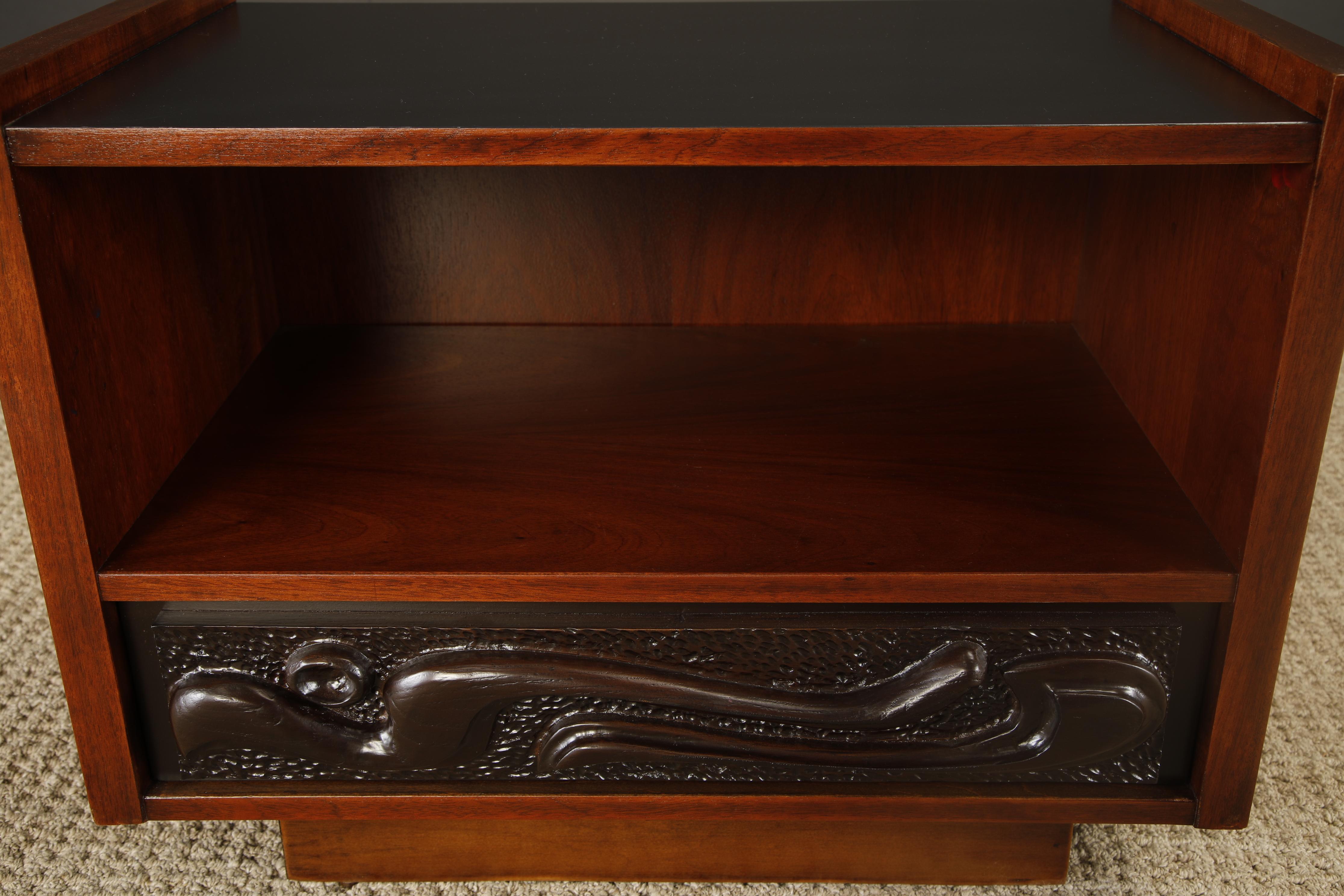 Mesilla de noche de nogal esculpido Oceanic de Pulaski Furniture Co, c 1969, repintada en venta 10
