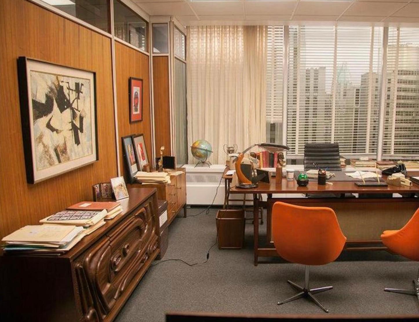 Mesilla de noche de nogal esculpido Oceanic de Pulaski Furniture Co, c 1969, repintada en venta 12