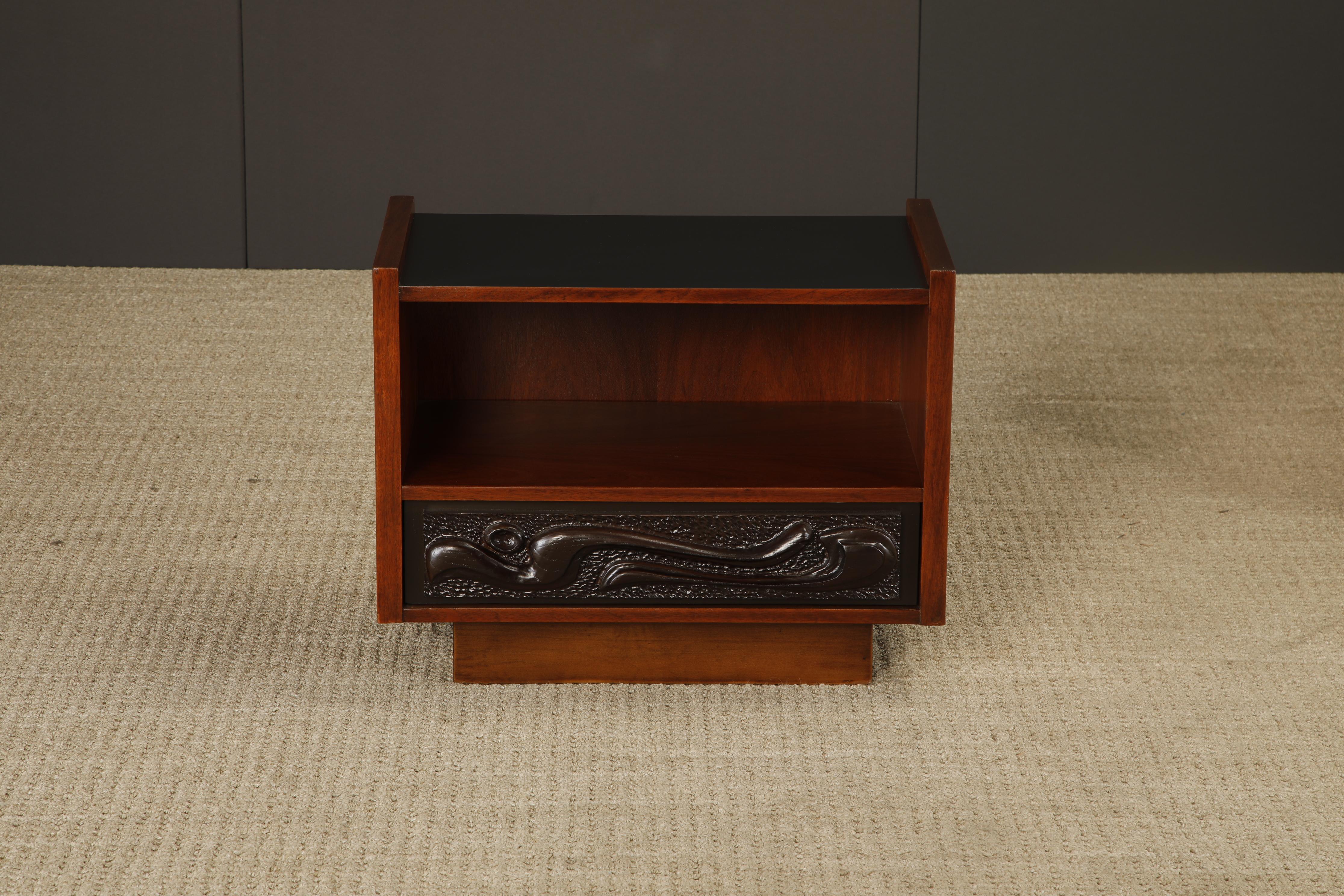 Mesilla de noche de nogal esculpido Oceanic de Pulaski Furniture Co, c 1969, repintada Moderno de mediados de siglo en venta