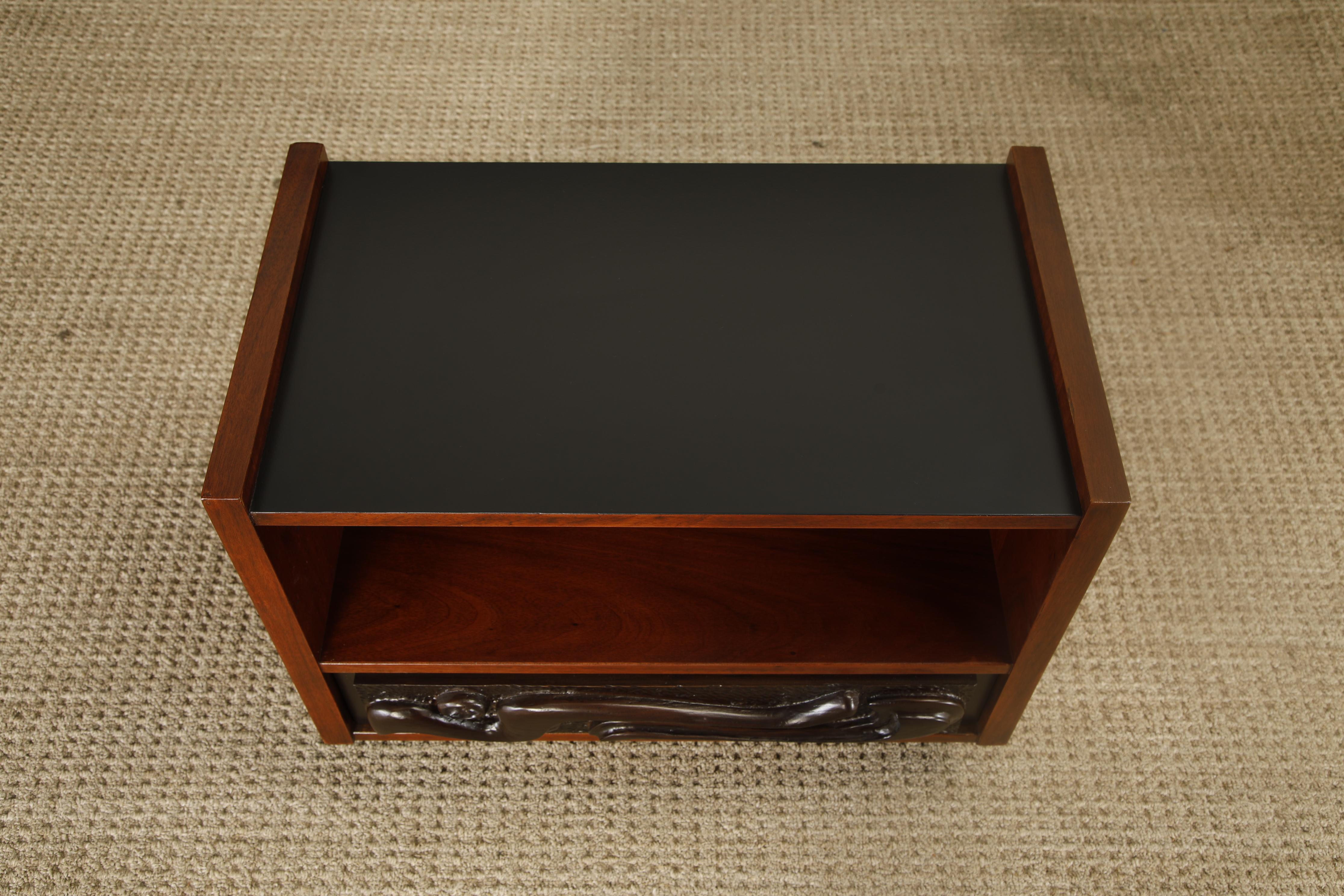 Mesilla de noche de nogal esculpido Oceanic de Pulaski Furniture Co, c 1969, repintada Estadounidense en venta