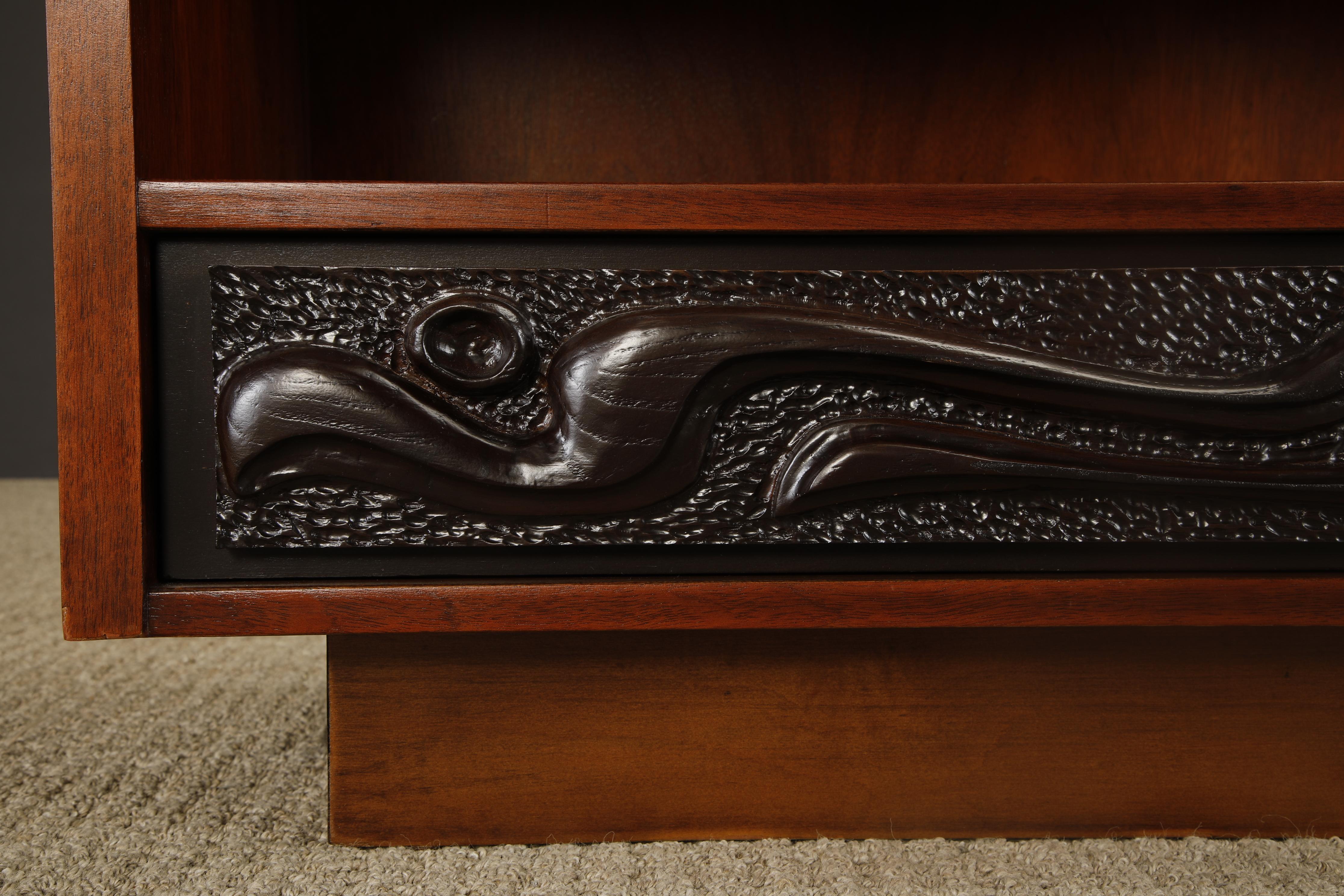 Mesilla de noche de nogal esculpido Oceanic de Pulaski Furniture Co, c 1969, repintada Lacado en venta