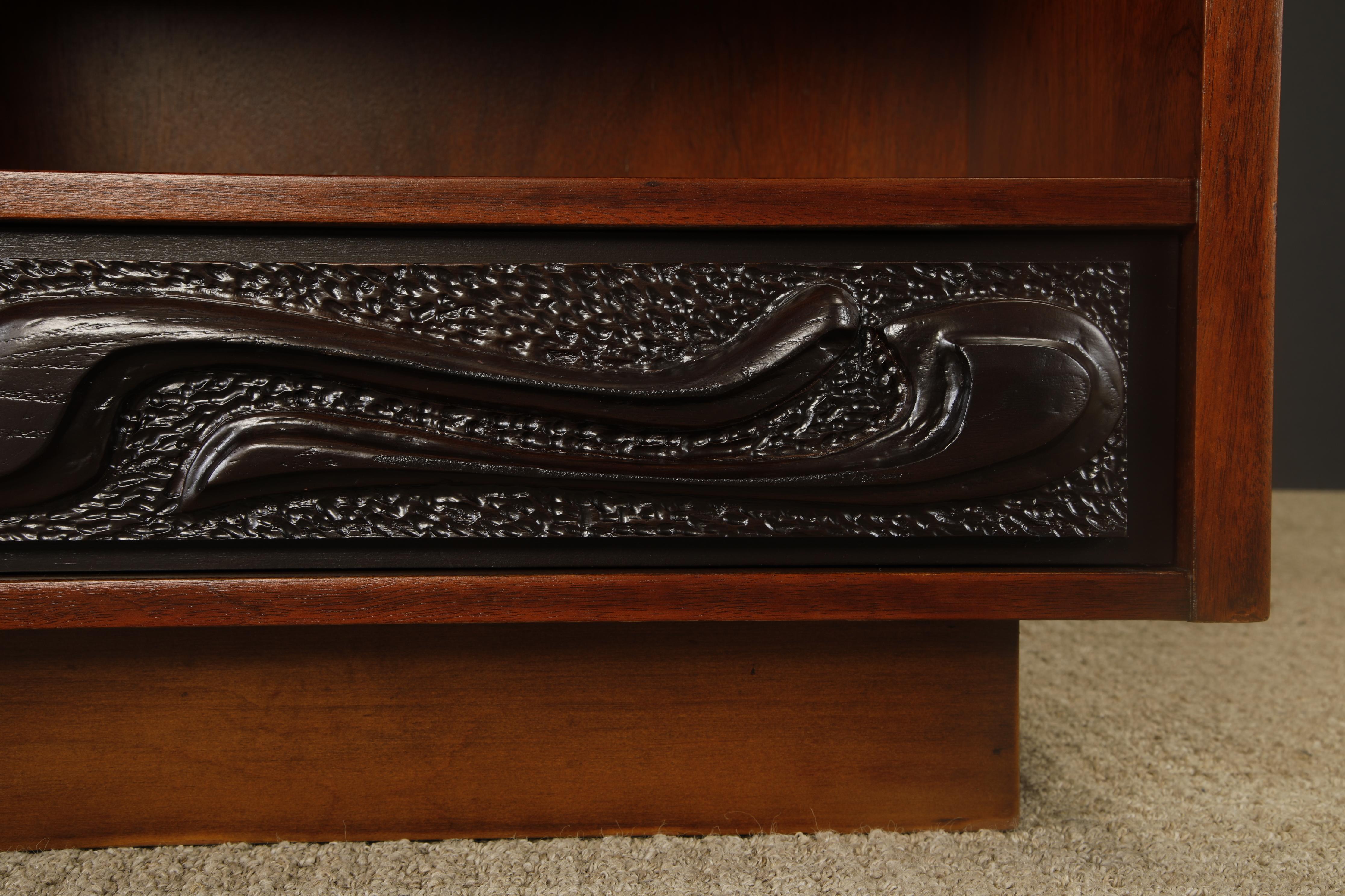 Mesilla de noche de nogal esculpido Oceanic de Pulaski Furniture Co, c 1969, repintada en Excelente estado para la venta en Los Angeles, CA
