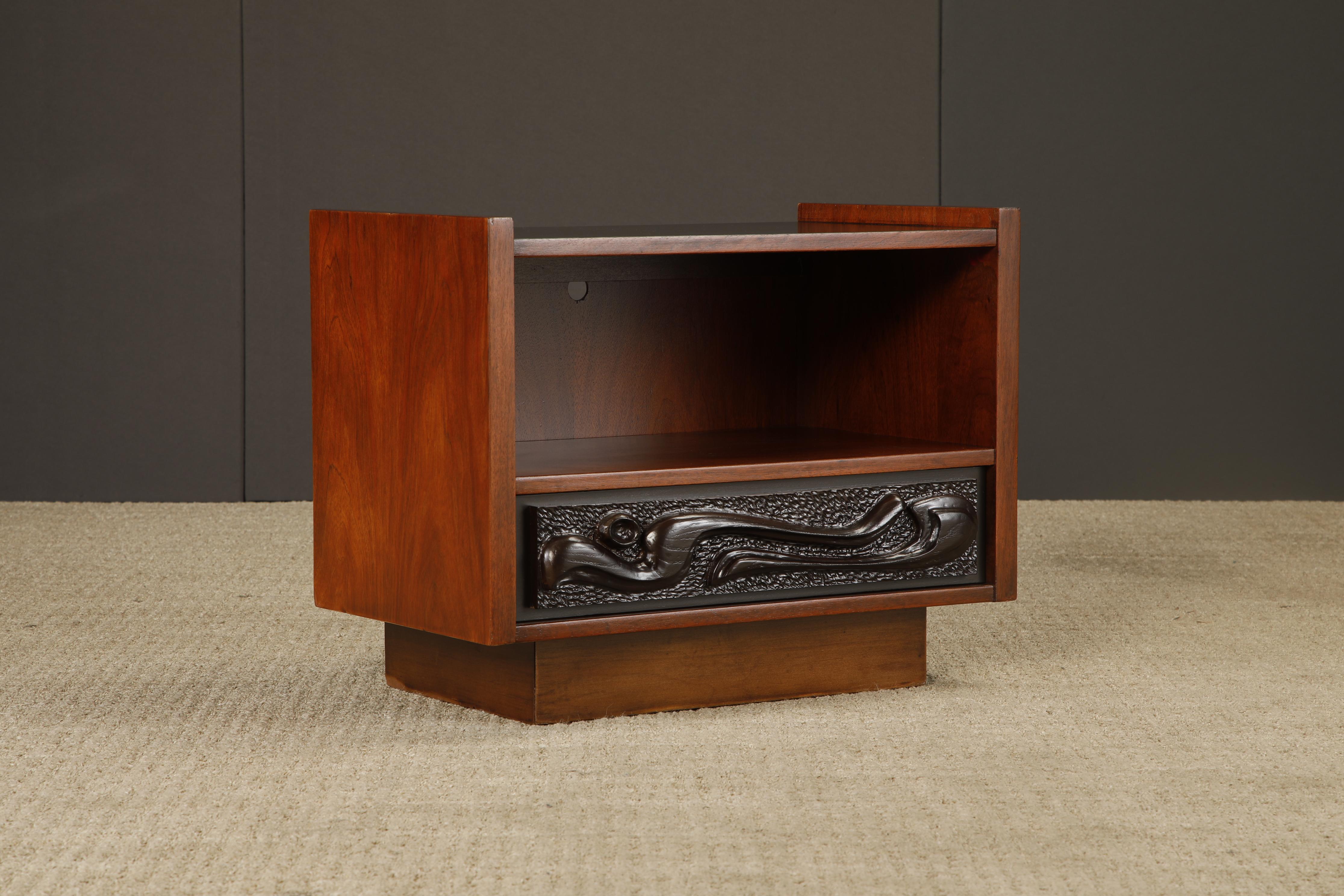Mesilla de noche de nogal esculpido Oceanic de Pulaski Furniture Co, c 1969, repintada mediados del siglo XX en venta