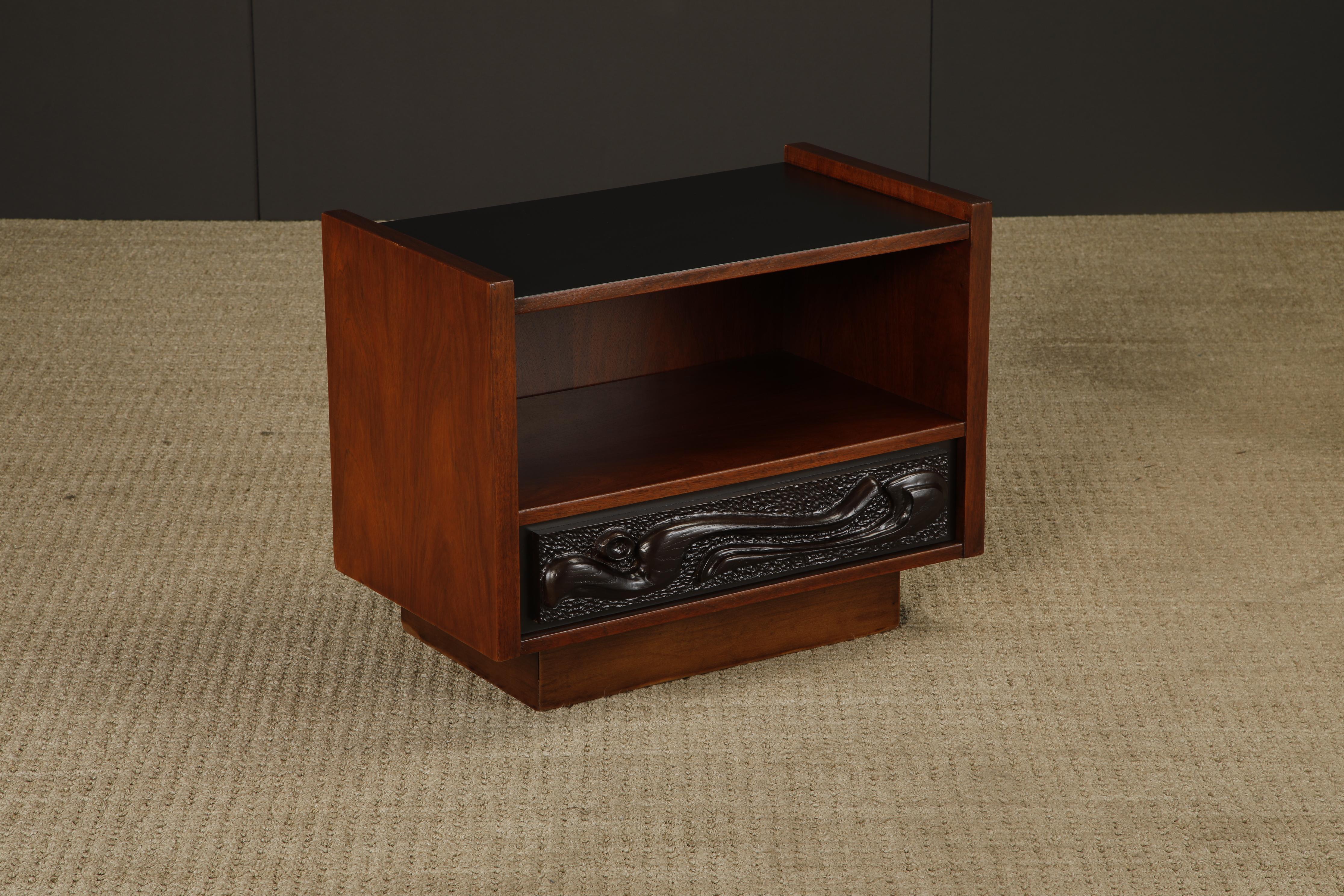 Mesilla de noche de nogal esculpido Oceanic de Pulaski Furniture Co, c 1969, repintada Fórmica en venta