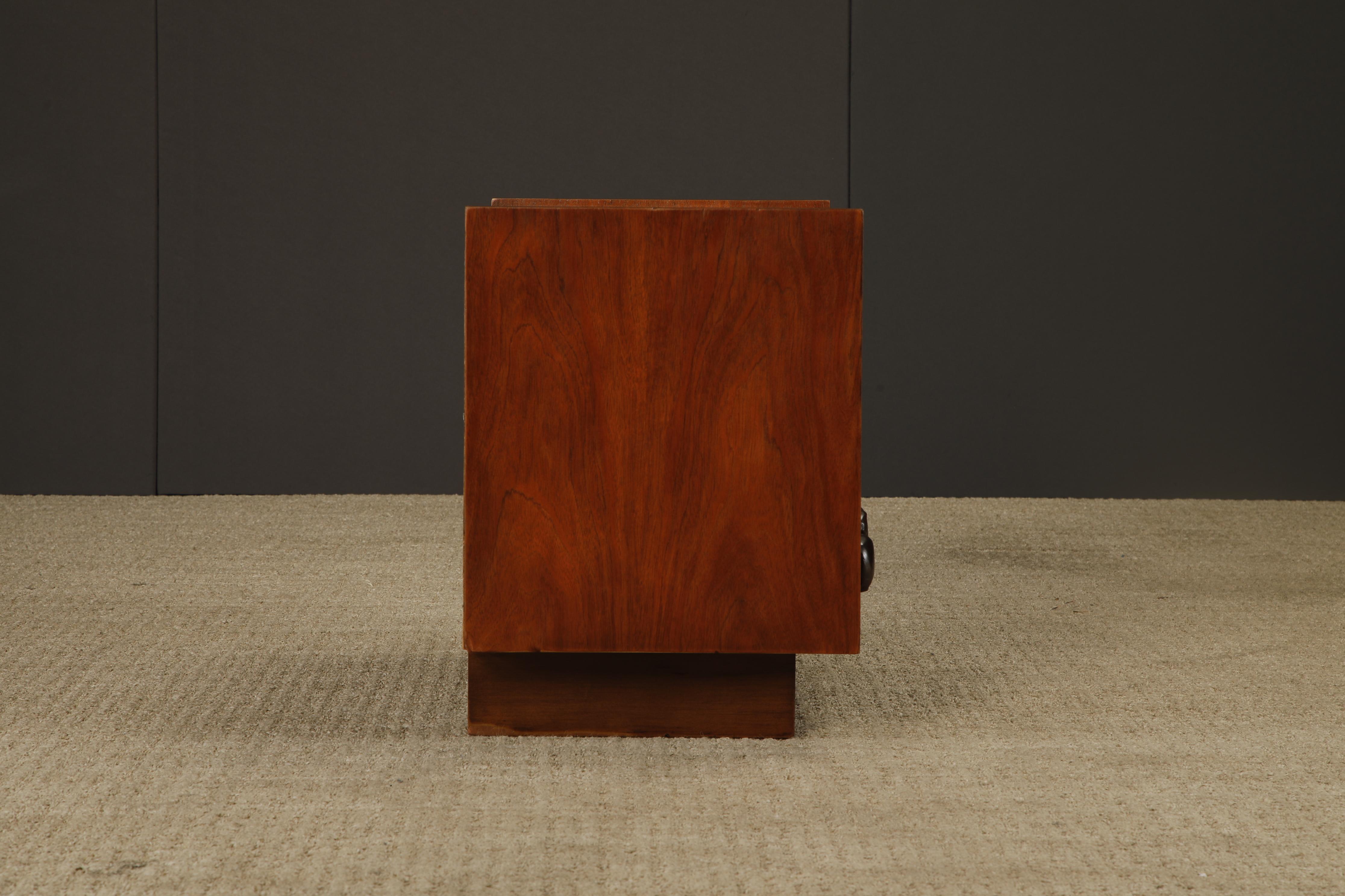 Mesilla de noche de nogal esculpido Oceanic de Pulaski Furniture Co, c 1969, repintada en venta 1