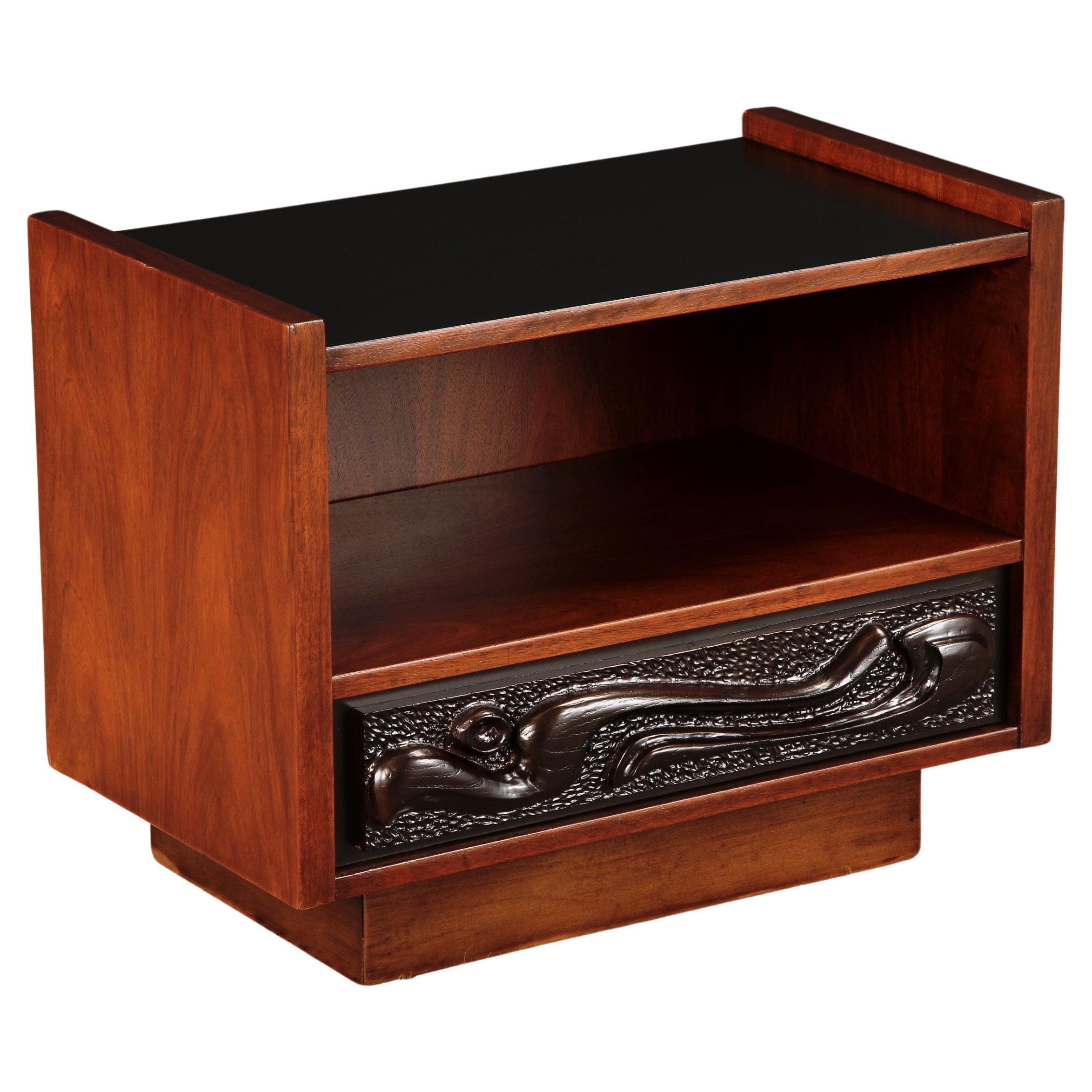 Mesilla de noche de nogal esculpido Oceanic de Pulaski Furniture Co, c 1969, repintada en venta