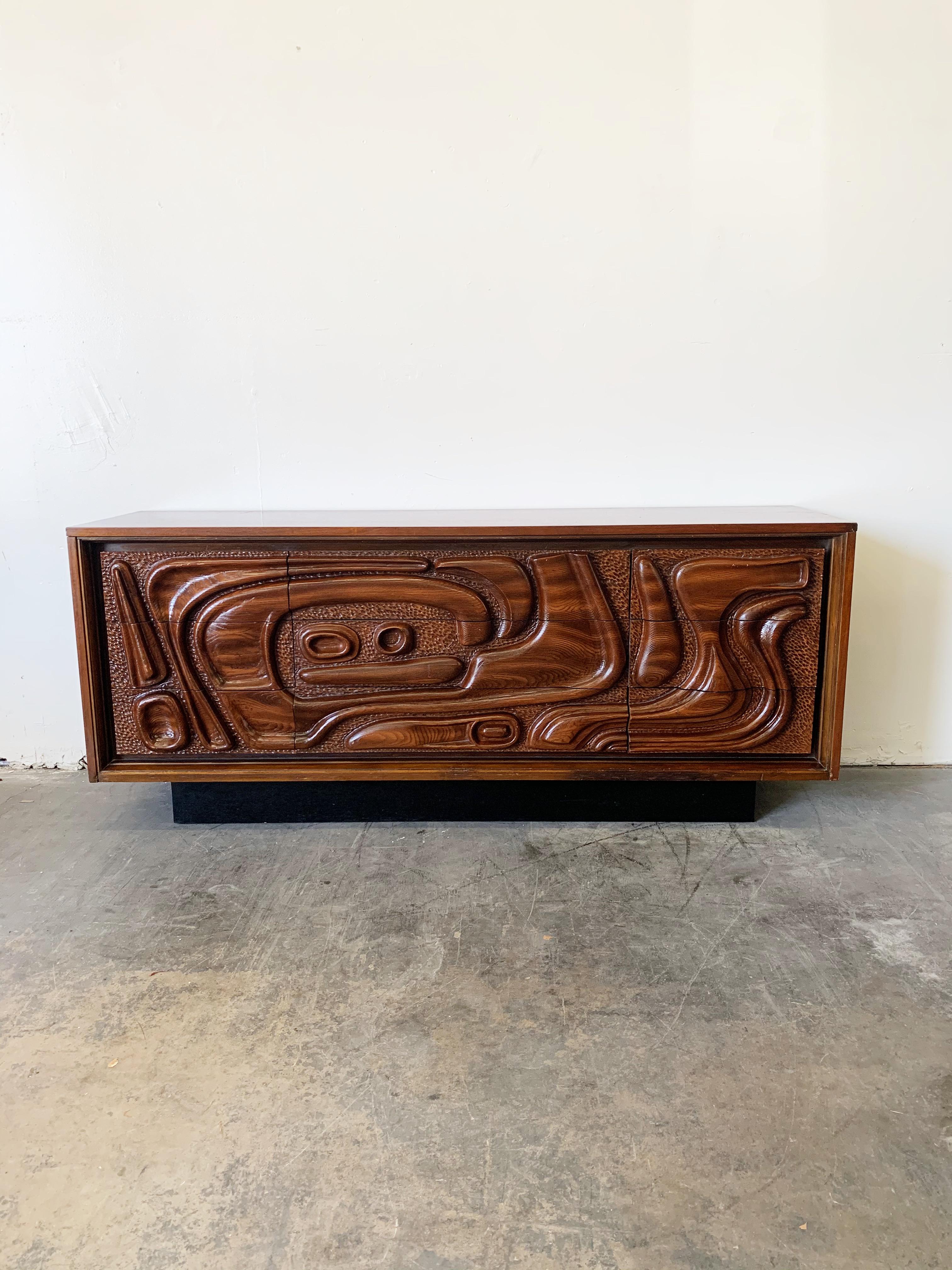Dieses fantastische Schlafzimmer-Set aus lackiertem, geschnitztem Nussbaumholz von Pulaski Furniture Corporation aus der Zeit um 1969 verkörpert perfekt die kalifornische Surf-Mentalität der 1960er und 1970er Jahre und ist daher bei Tiki-Sammlern