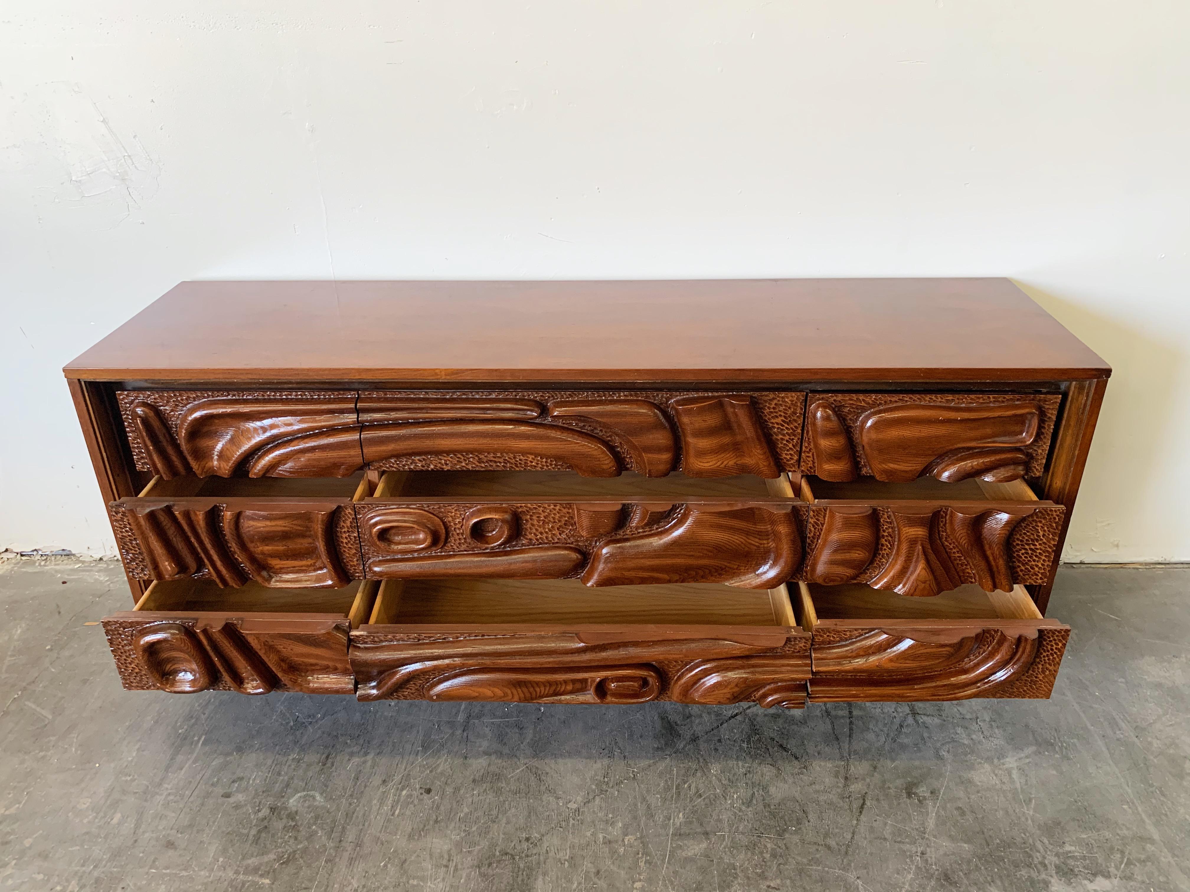 Oceanic Sculpted Walnut Six-Piece Bedroom Set by Pulaski Furniture Co circa 1969 In Good Condition In Los Angeles, CA
