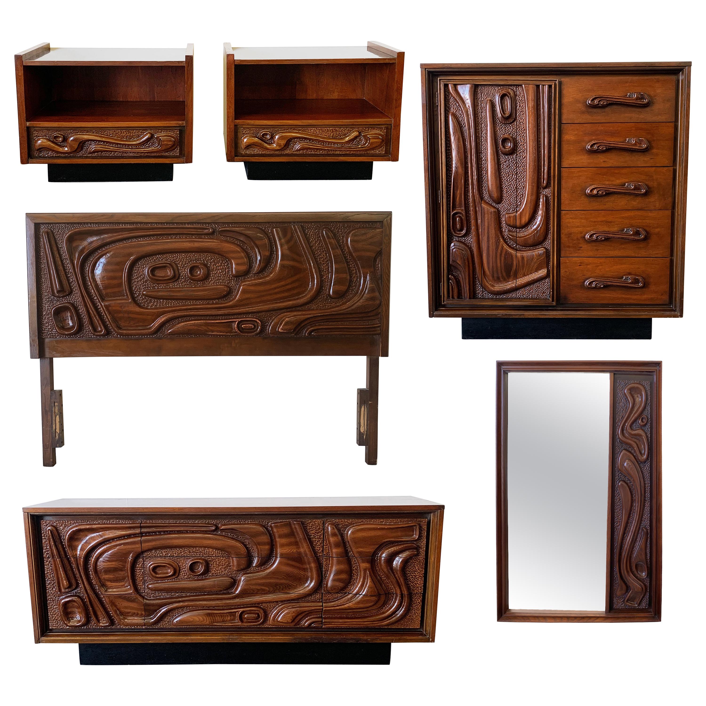 Oceanic Sculpted Walnut Six-Piece Bedroom Set von Pulaski Furniture Co circa 1969