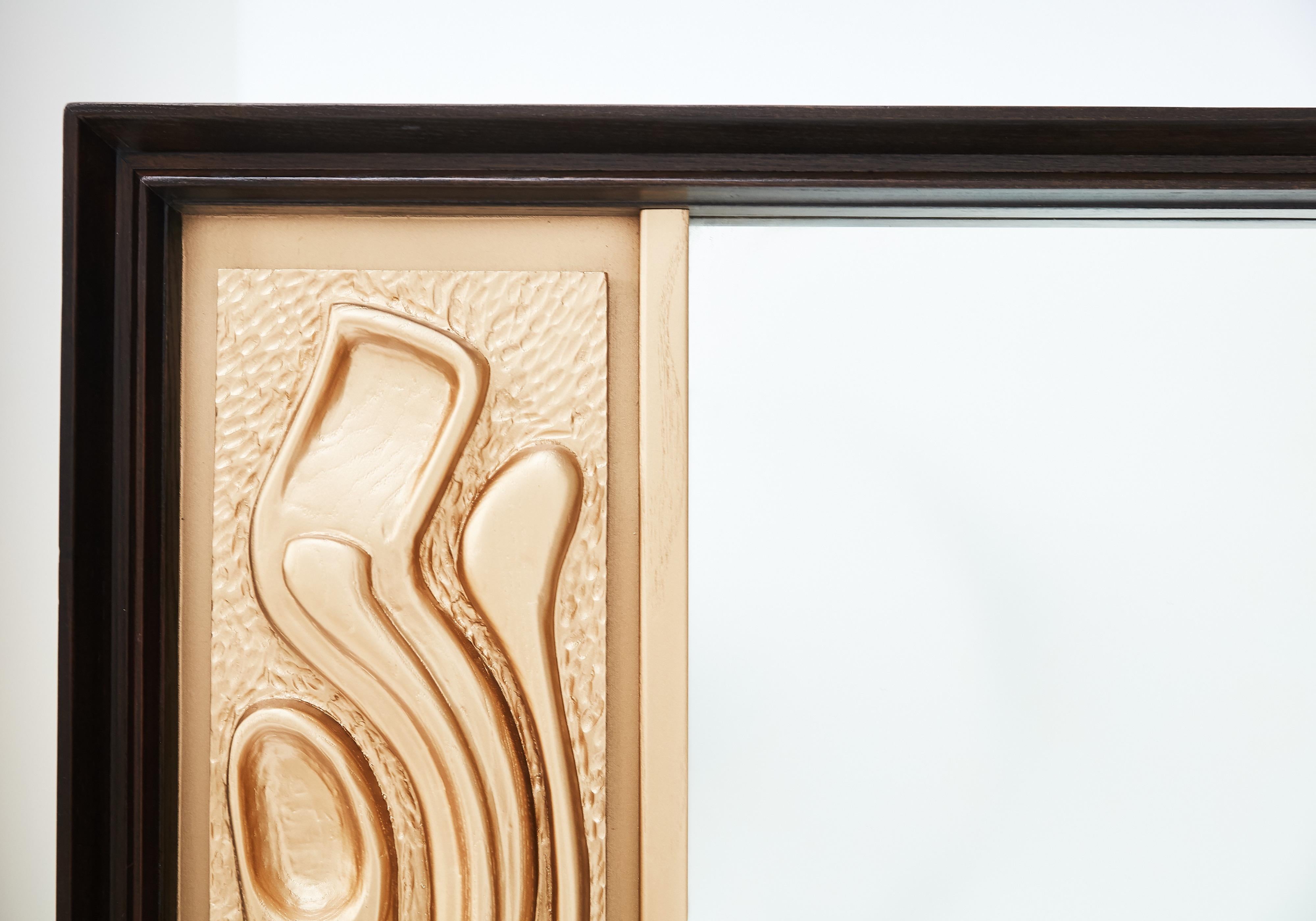 Magnifique miroir mural Pulaski de style océanique des années 1970, souvent attribué à Witco. Miroir assorti à la célèbre crédence du bureau de Don Draper dans la série télévisée Mad Men. Panneau de forme sculpturale avec finition dorée dans un