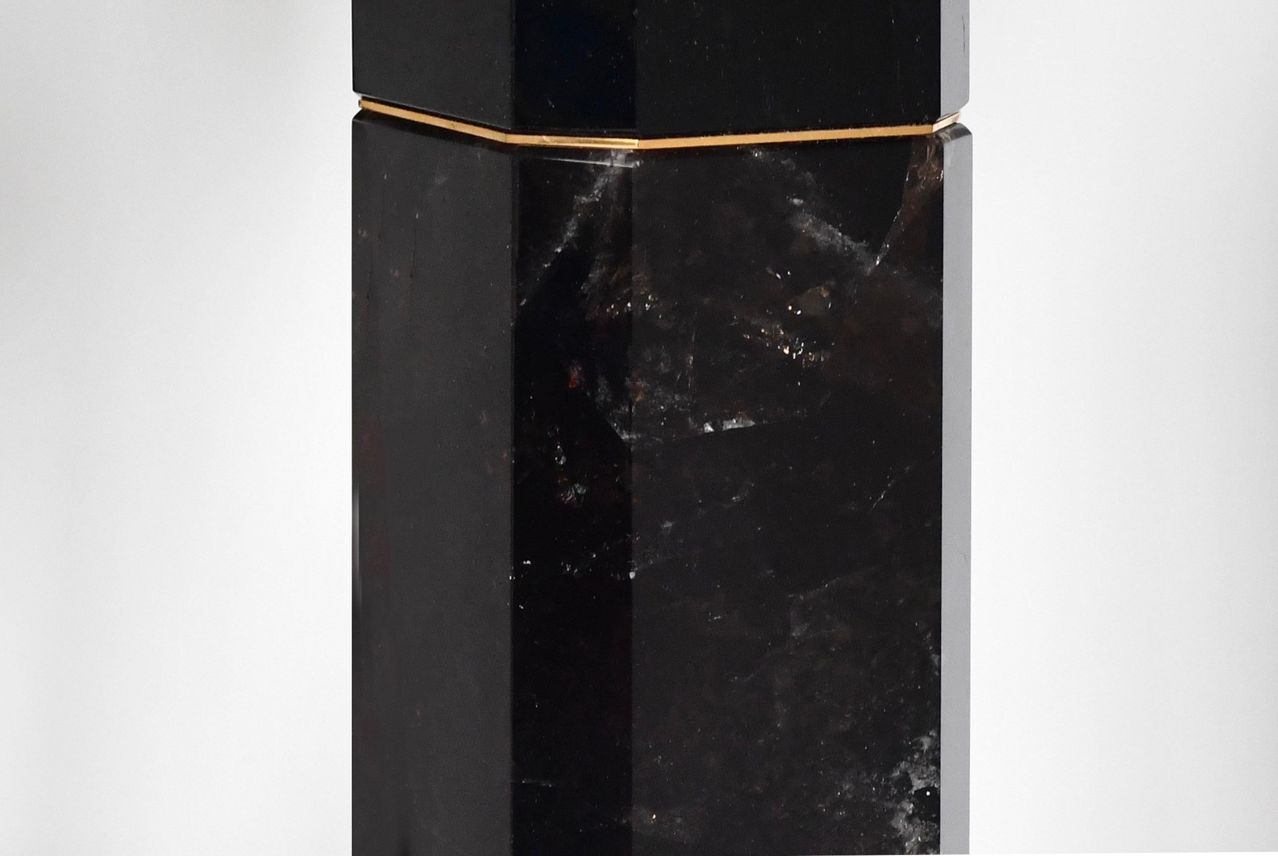 Paire de lampes à quartz en cristal de roche foncé en forme de colonne octogonale finement sculptée, avec inserts et bases en laiton doré. Créé par Phoenix Gallery, NYC. 
Jusqu'au sommet du cristal de roche : Mesures : 15.5