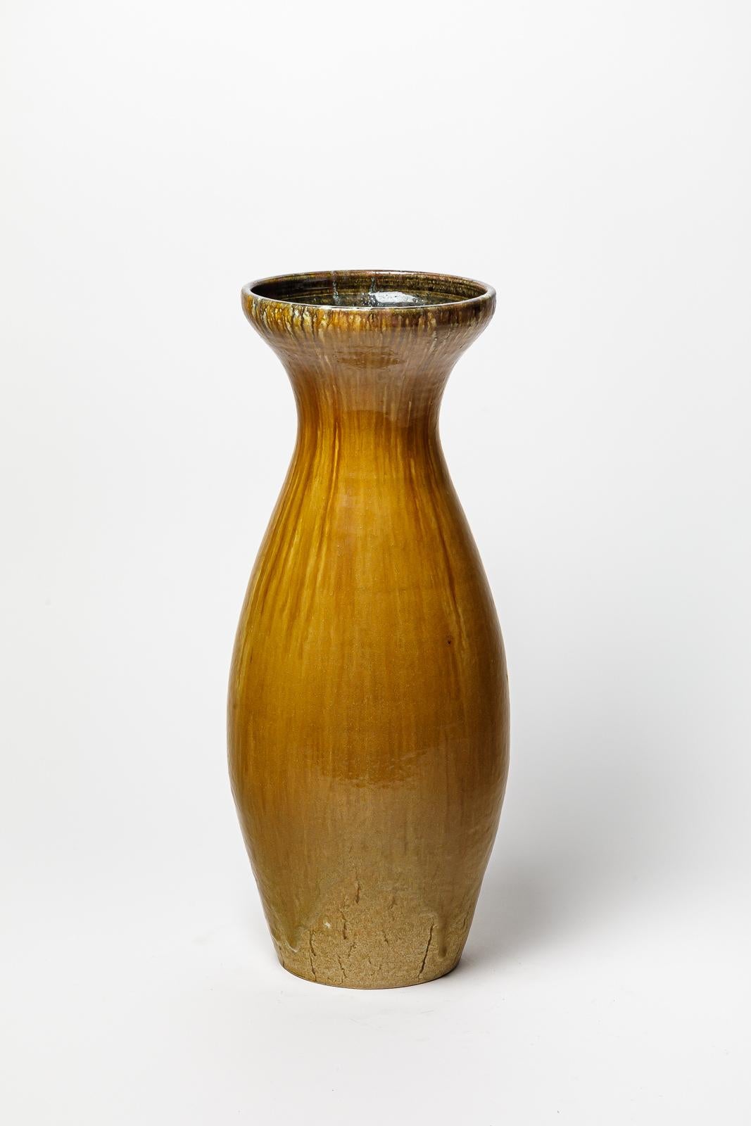 Vase en grès émaillé ocre d'Accolay, vers 1960-1970. Bon état - En vente à Saint-Ouen, FR