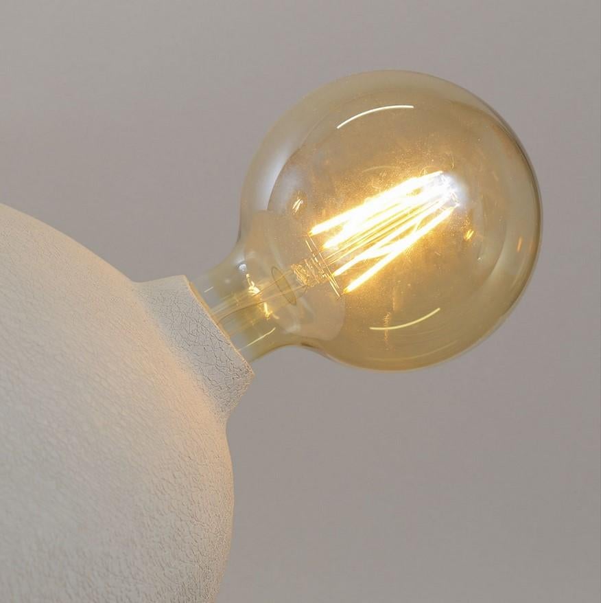 Lampe de table Ochi de Makhno
Dimensions : D 34 x H 27 cm 
Matériaux : Céramique

Un lampadaire à grosse tête qui n'a qu'une seule IDEA : éclairer le monde. Au moins le petit qui vous appartient, vos nuits blanches et vos secrets inavoués. La lampe