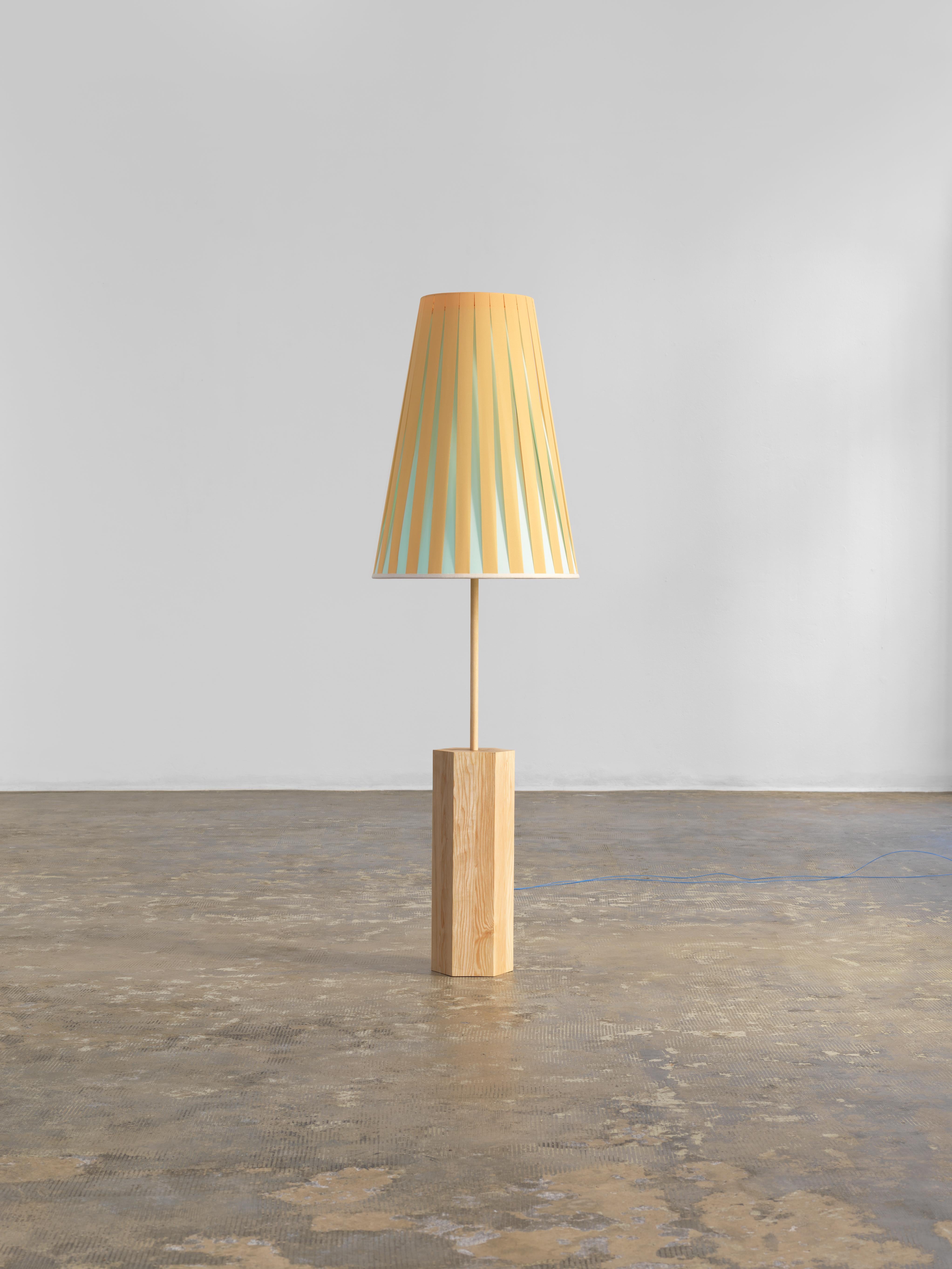 Lampada da terra Haute Couture color ocra e verde di Servomuto
Dimensioni: D. 56 x H. 180 cm
Materiali: Paralume: Nastri bicolore sovrapposti su larga scala in pongé, rifiniti con passamaneria. Struttura: Base e stelo esagonali in legno di