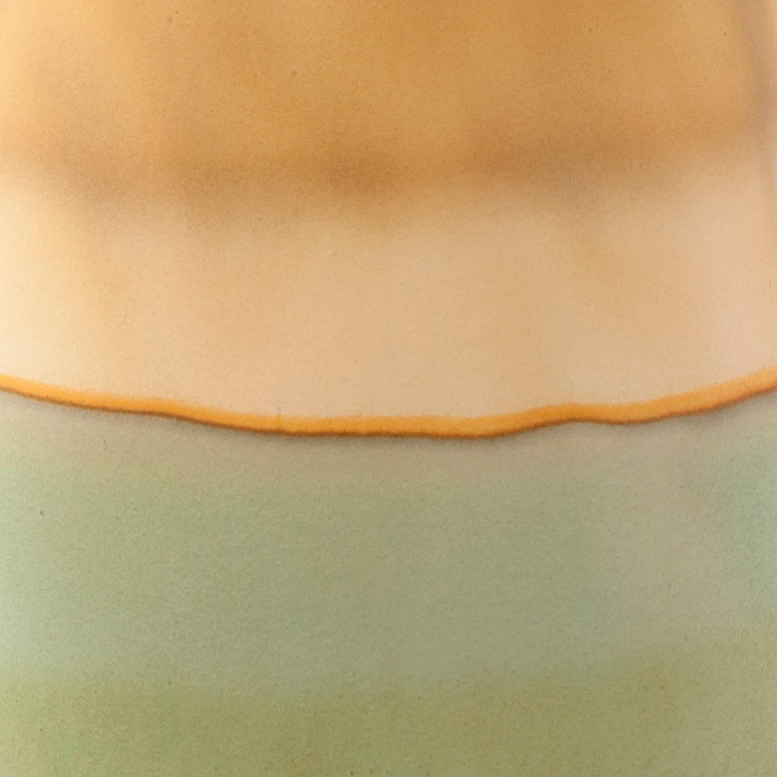 Postmoderne Vase en ocre et sauge mercuré d'Elyse Graham en vente