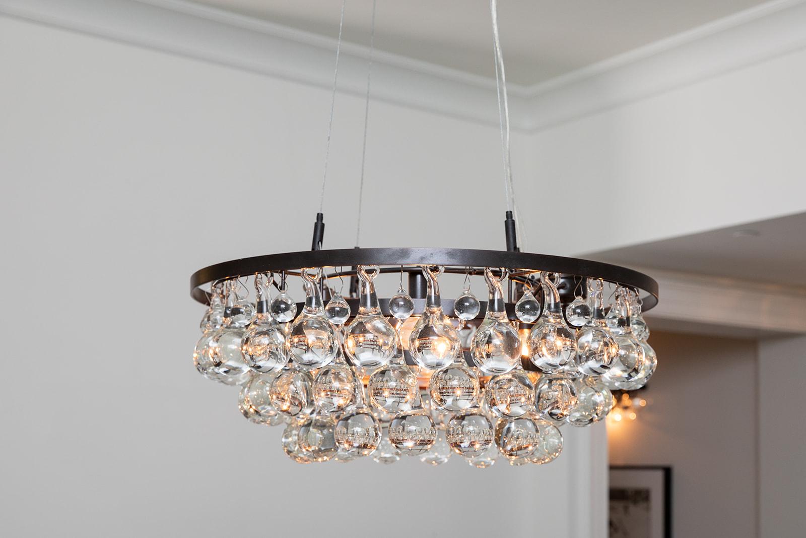 Lampadario rotondo Ochre Arctic Pear, bronzo scuro 60cm/24in In condizioni buone in vendita a Miami, FL