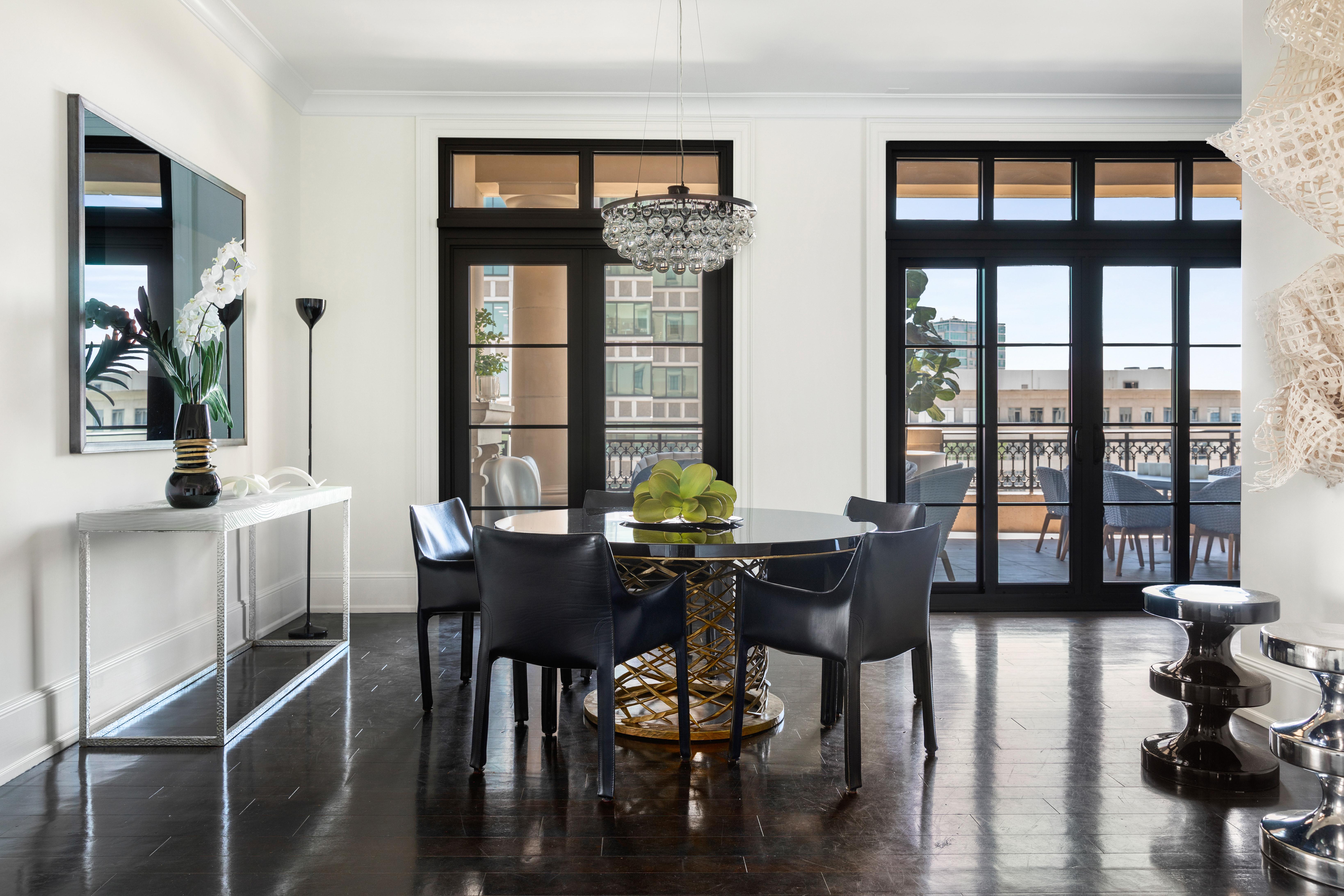 XXI secolo e contemporaneo Lampadario rotondo Ochre Arctic Pear, bronzo scuro 60cm/24in in vendita