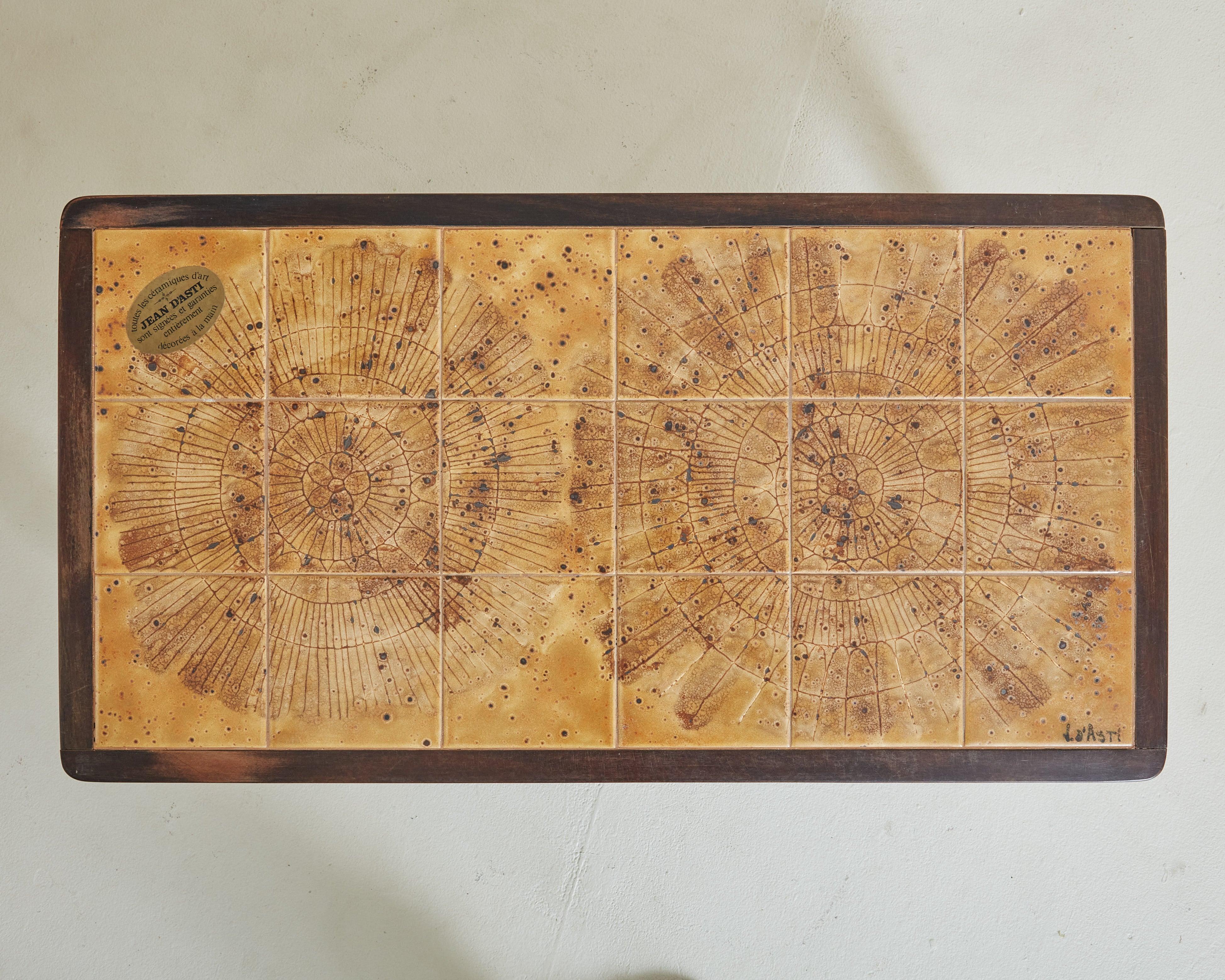 Table basse française des années 1960 signée par l'artiste céramiste Jean D'asti. Au milieu du XXe siècle, Jean D'asti a exploité son atelier à Vallauris, un pittoresque village balnéaire du sud de la France réputé pour sa poterie. Cette table basse