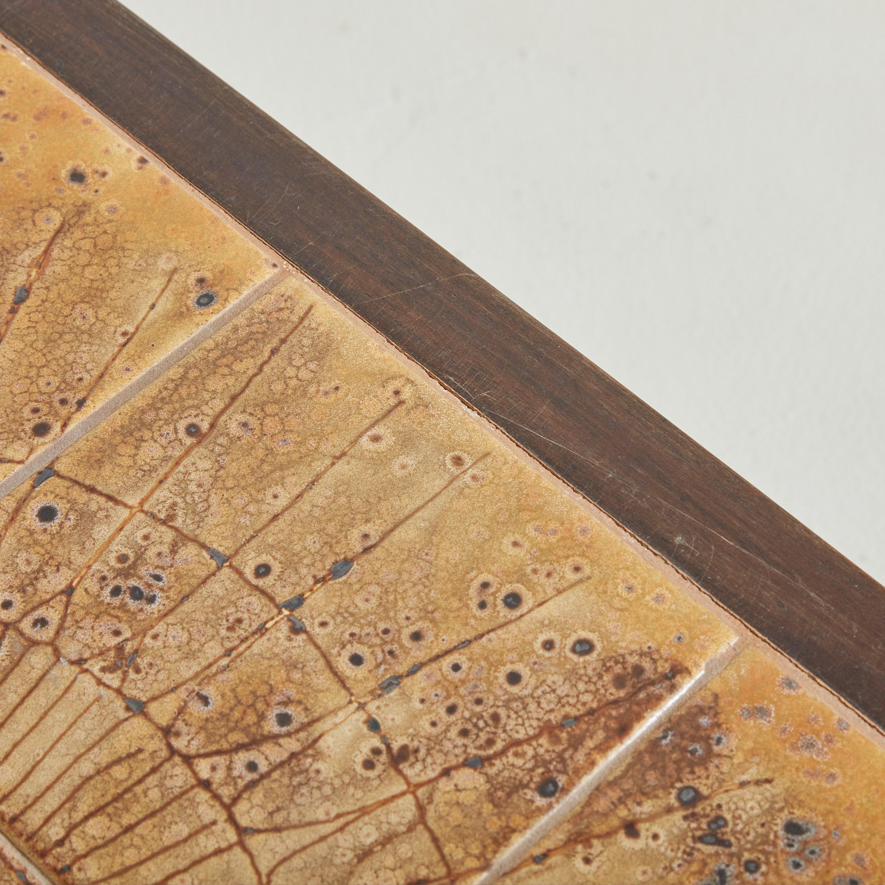 Table basse en céramique ocre avec cadre en bois par Jean D'Asti, France, années 1960 Bon état - En vente à Chicago, IL