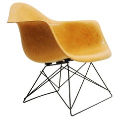Ockerfarbene Eames Armshell auf Cats Cradle Base