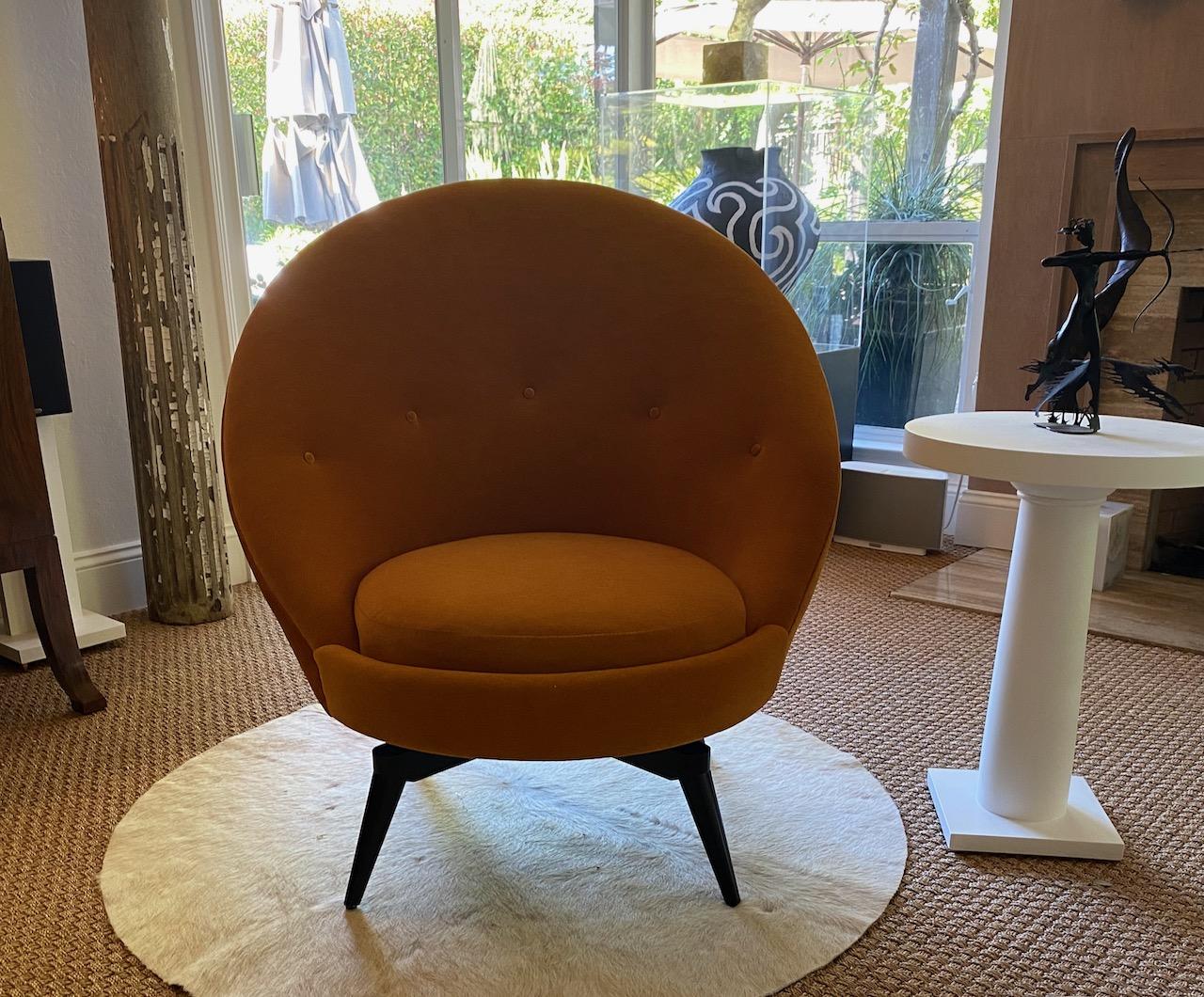 Fauteuil oeuf pivotant dans le style Midcentury français. Cette chaise sophistiquée est garnie d'un luxueux Mohair tricoté Orange/Ocre à dos de mousseline. Ce modèle très élégant et polyvalent est aussi confortable qu'il en a l'air. Il a été