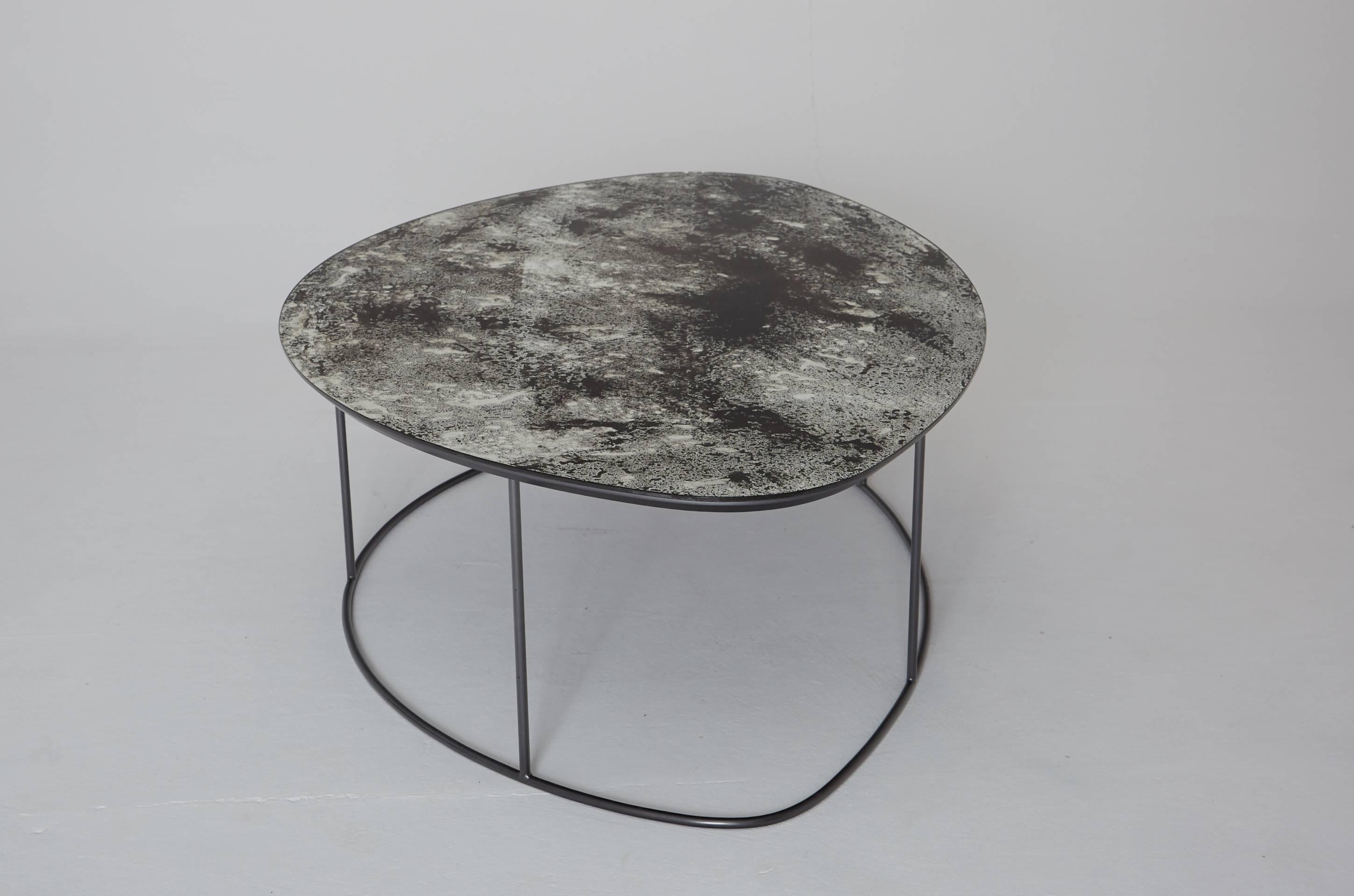 Table basse en galets de lune ocre, verre mercuré et acier, excellent état 3