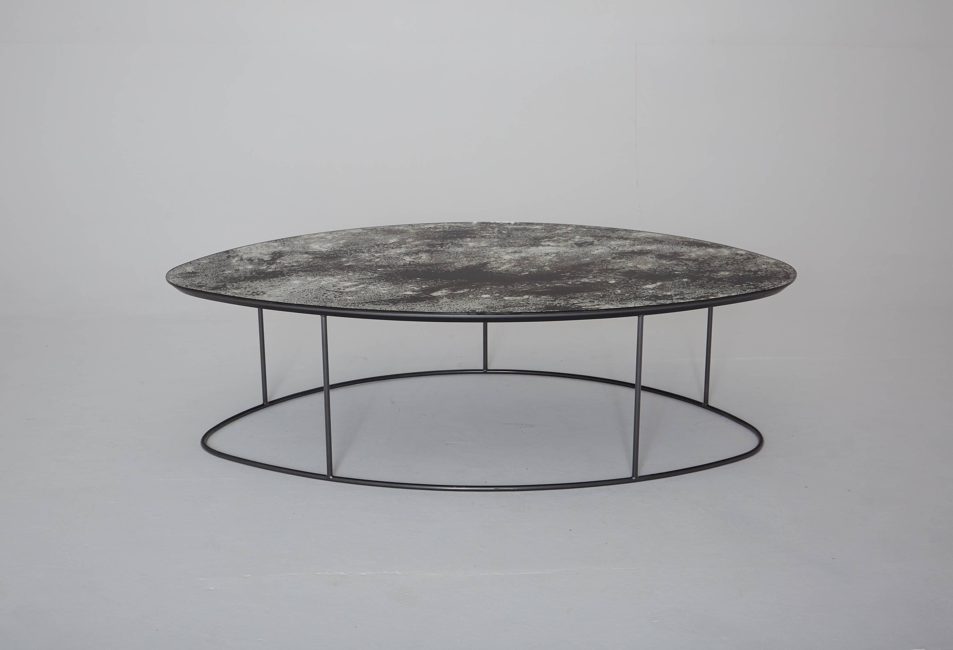 Table basse en galets de lune ocre, verre mercuré et acier, excellent état 4