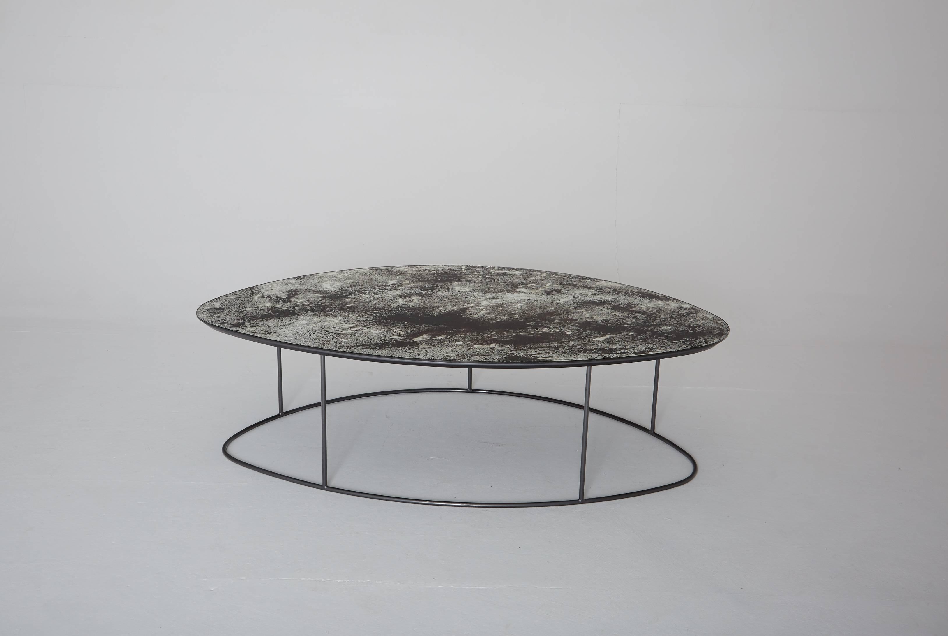 Table basse en galets de lune ocre, verre mercuré et acier, excellent état 5