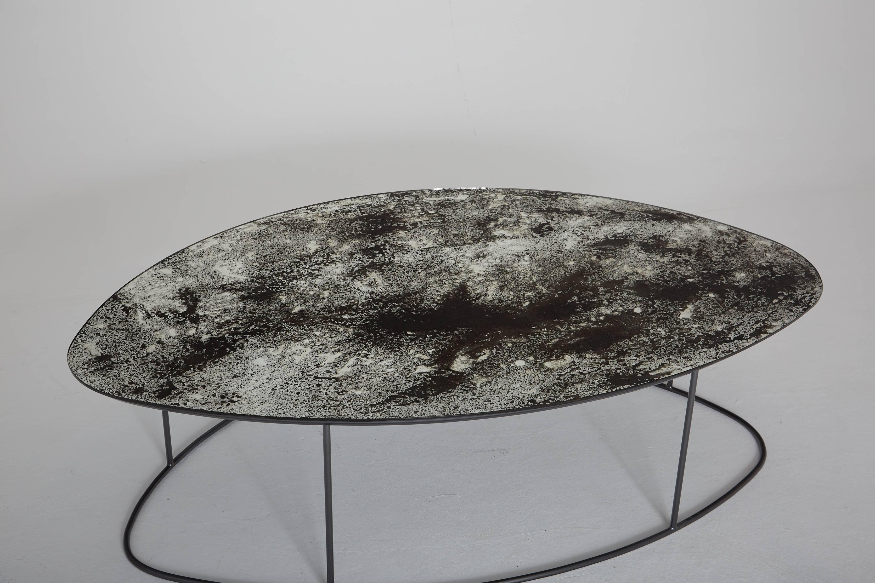 Table basse en galets de lune ocre, verre mercuré et acier, excellent état 6